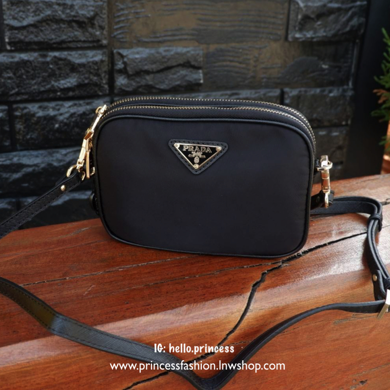 Prada 2 zipper mini crossbody bag กระเป๋าสะพาย size mini วัสดุ nylon premium gift จาก counter brand Prada ด้านหน้าประดับ logo brand อะไหล่ทอง เปิดปิดด้วยซิป แบ่ง 2 ช่อง ใส่ wallet สั้น, มือถือได้ทุกรุ่น มีช่องเล็ก บุผ้าลายแบรนด์ มาพร้อมสายสะพายยาวถอด ปรับ