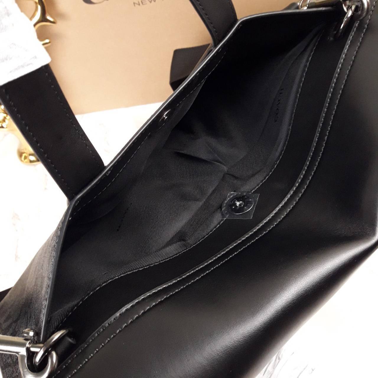 COACH METROPOLITAN PORTFOLIO IN SIGNATURE CANVAS (COACH 39775)🍁 เอาใจสาย smart กับรุ่นยอดฮิต ใช้งานได้ลงตัวสุดๆ ถือว่าเป็นอีกรุ่นที่ถามกันเข้ามาเยอะมากๆ และใช้งานได้ครบฟังก์ชั่นจริงๆ >>วัสดุแคนวาส สลับหนังแท้ หนังคุณภาพมากๆ มีสายสะพายยาว ถอด