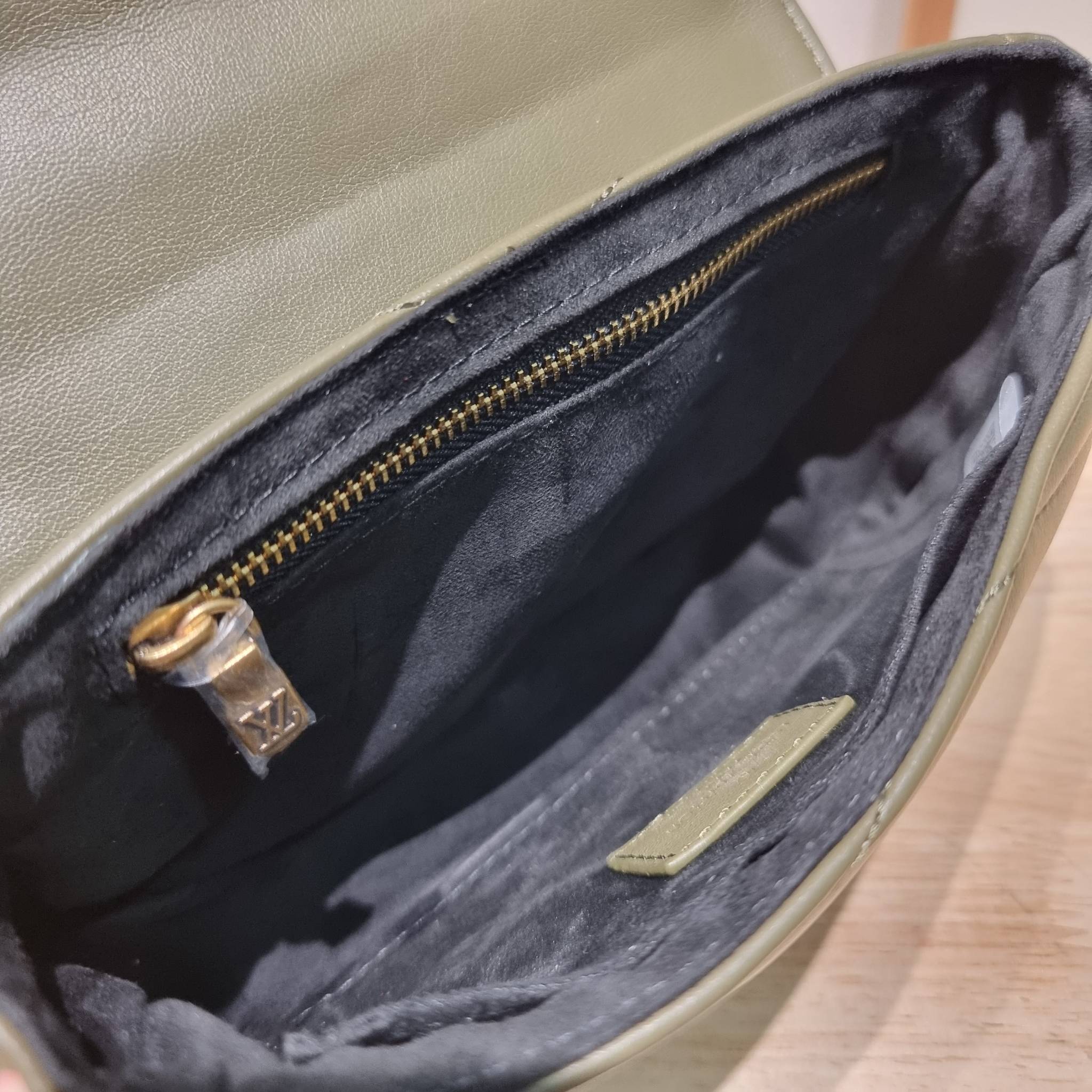 LV new wave pochette multi bag กระเป๋าสะพายมัลติฟังก์ชั่น มาพร้อม box set รับรองว่าดีงาม ลูกเล่นคลาสสิคผสานความวินเทจ มีสายสะพายให้ 2 เส้น และกระเป๋าใบลูก เล็กน่ารัก