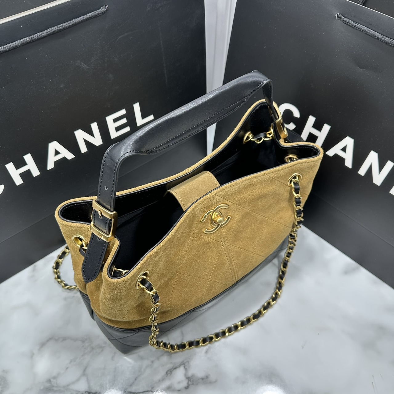 ORI หนังแท้ | CHANEL Shopping Bag 25A Suede Bag กระเป๋าช้อปปิ้งทรงโท้ทหนังกลับสีทูโทน ในคอล Métiers Dart 2024/25 ดีไซน์ใหม่หนังกำมะหยี่โทนน้ำตาล ใช้งานง่าย