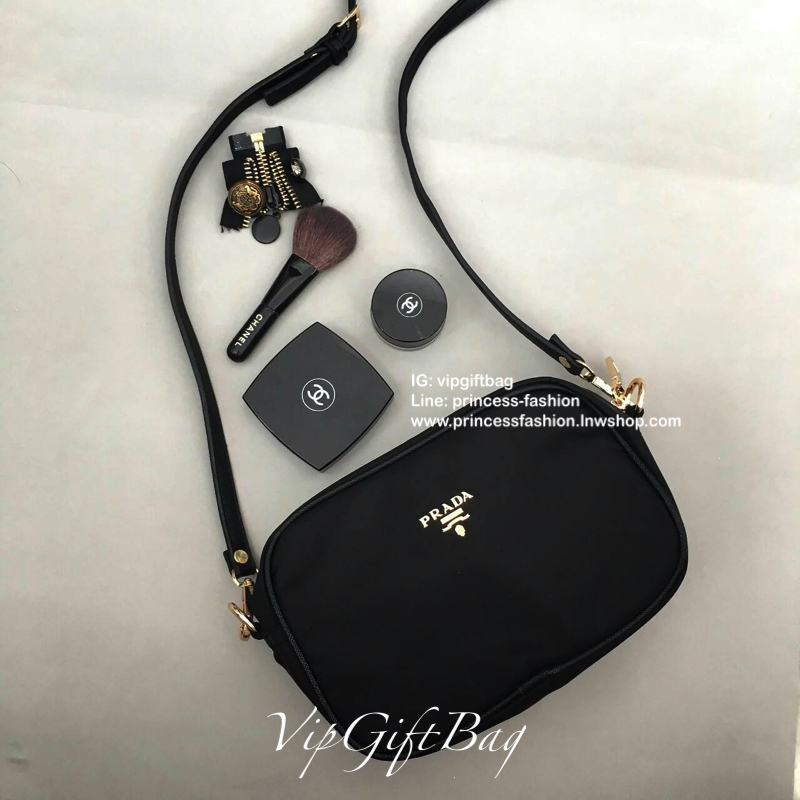 รุ่นขายดีที่สุด *ใส่มือถือได้ทุกรุ่น *มีสายให้สองแบบ กระเป๋าทรง mini crossbody จากงานพรีเมี่ยมกิ้ฟแบรนด์ดัง PRADA วัสดุ Nylonสุดหรูอย่างดี สามารถกันน้ำได้ ทั้งใบ ขนาดกำลังดีน่ารัก🐰 ด้านในมีช่องแบ่งใส่ของใส่ของจุกจิกได้ ใส่โทรศัพท์ได้ทุกรุ่น คสอ. ใ