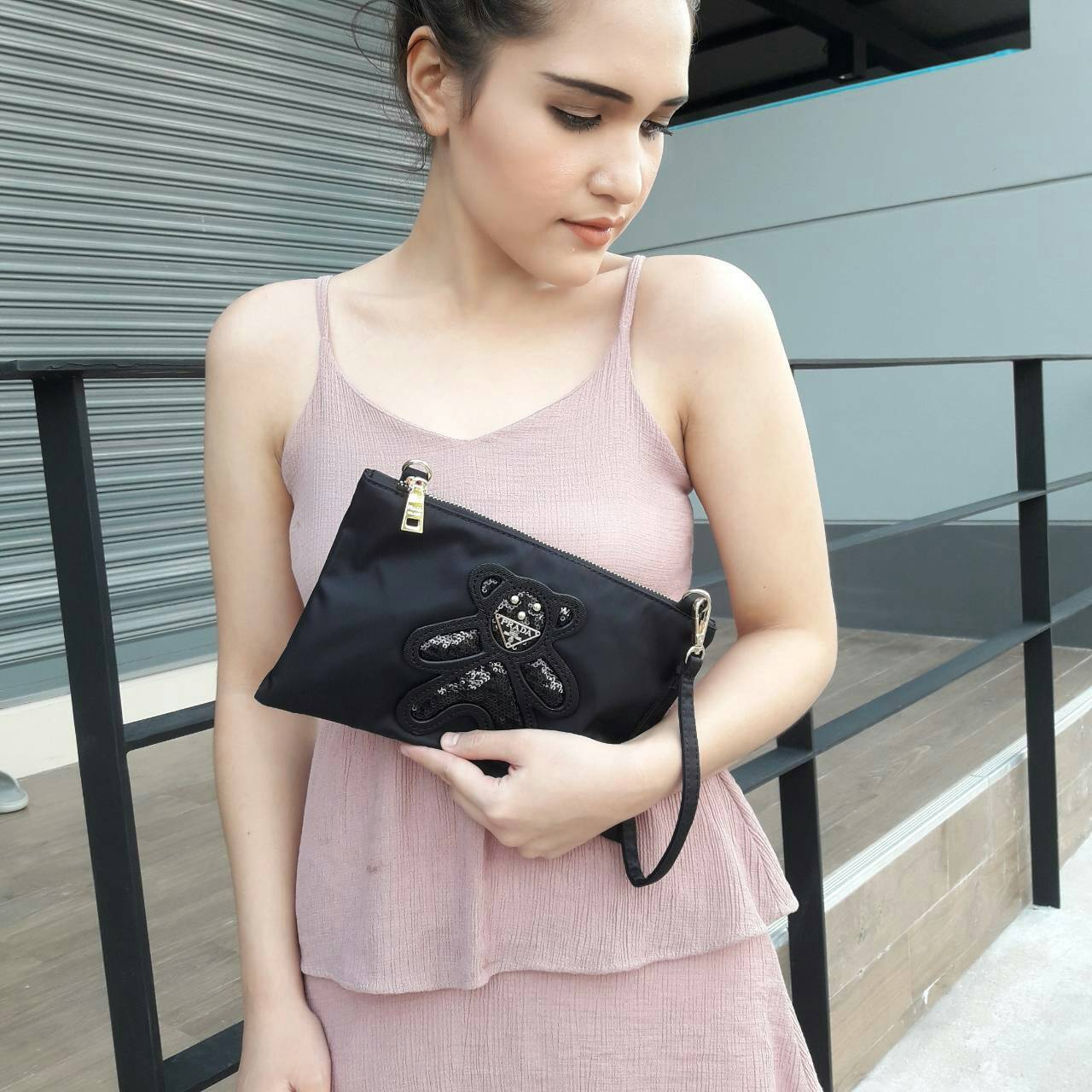 Best Seller!! กระเป๋าอเนกประสงค์ทรง clucth & crossbody จาก งานพรีเมี่ยมกิ้ฟ จากเคาเตอร์ต่างประเทศคะ แบรนด์ PRADA มาค่า เป็น กระเป๋าผ้าไนล่อน ตามแบบฉบับของแบรนด์เลย ใบนี้มีสายยาวให้คะ เลิศมาก สะพายเป็น shoulder bag ได้เลย ขนาดกำลังดีคะ ใส่มือถือได้ทุกรุ่น 