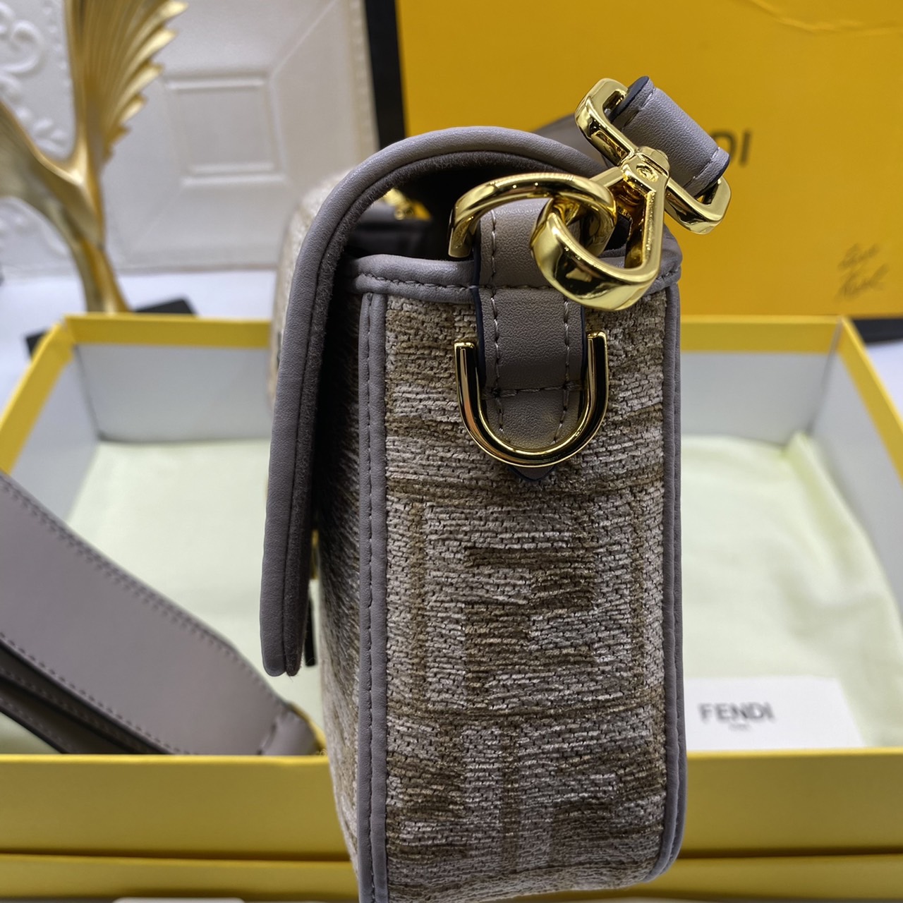 Fendi Baguette FF Tapestry Fabric Bag เกรดออริจินอล กระเป๋าทรง Baguette ขนาดกลาง วัสดุผ้าเซนิล พร้อมลวดลาย FF สีเทาเข้ม ปิดท้ายด้วยรายละเอียดหนังแบบทูโทนและประดับด้วยตัวล็อค FF โดดเด่นด้วยฝาปิดด้านหน้าตัวล็อคแม่เหล็กช่องด้านในบุด้วยผ้าหนังกลับพร้อมกระเป๋า