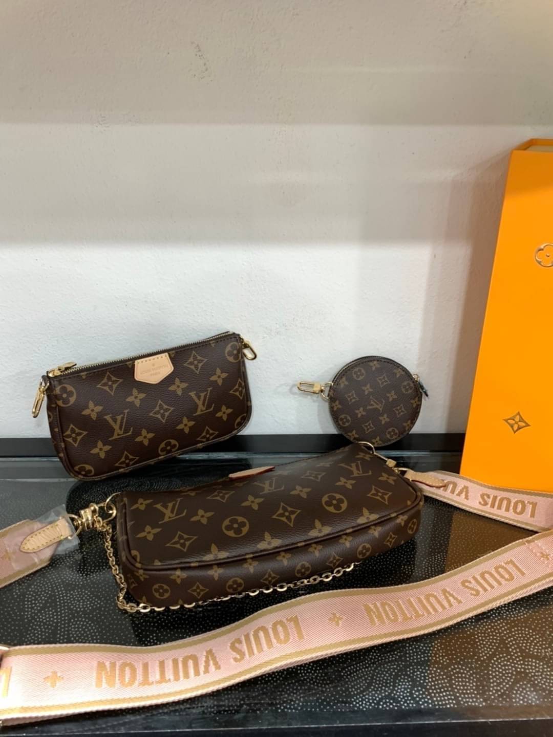 LV Multi Pochette Accessoires Monogram 3in1 เกรดออริจินอล กระเป๋าสะพายมัลติฟังก์ชั่น สุดฮอต สาวๆคลั่งกันหนักมาก ดีงาม ดีไซน์คลาสสิควินเทจ โดดเด่นด้วยดีเทลกระเป๋า 3 ใบ ขนาดกำลังสวย ประหยัดพื้นที่ เพราะเก็บแบบซ้อนใบด้านในได้ วัสดุหนังแคนวาส มาพร้อมสายคล้องโ