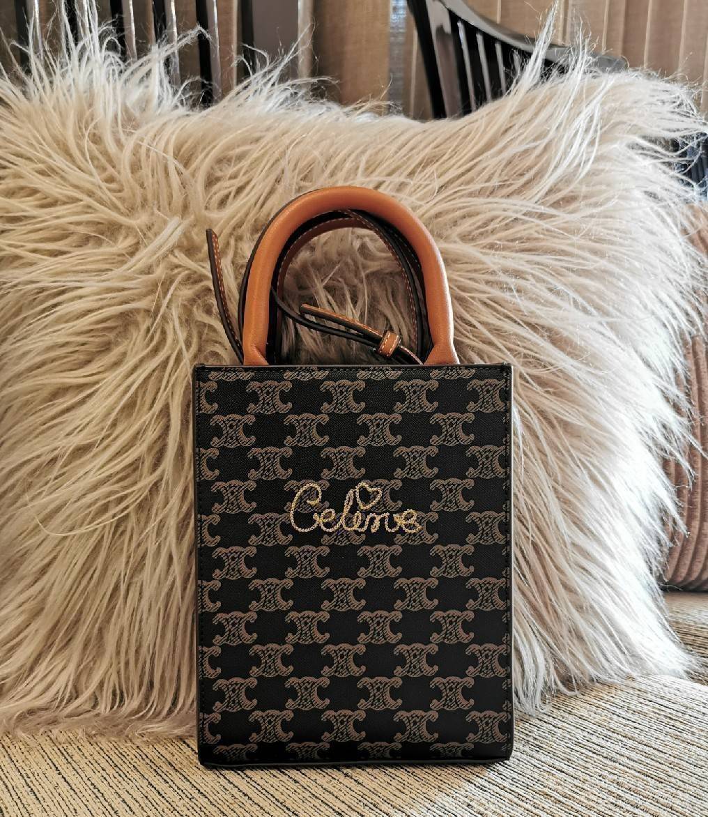 CELINE MINI HAND CARRY AND CROSSBODY BAG VIP GIFT WITH PURCHASE (GWP) พรีเมี่ยมกิ๊ฟ Limited จาก CELINE HAUTE PARFUME DUTYFREE COUNTER วัสดุ COATED CANVAS ดีไซน์ทรงเหลี่ยมสวยหรูสุดคลาสสิคในสไตล์สาว Lisa หนังสวยอยู่ทรงกันน้ำ มีโลโก้แบรนด์ด้านหน้า ภายในโล่งก