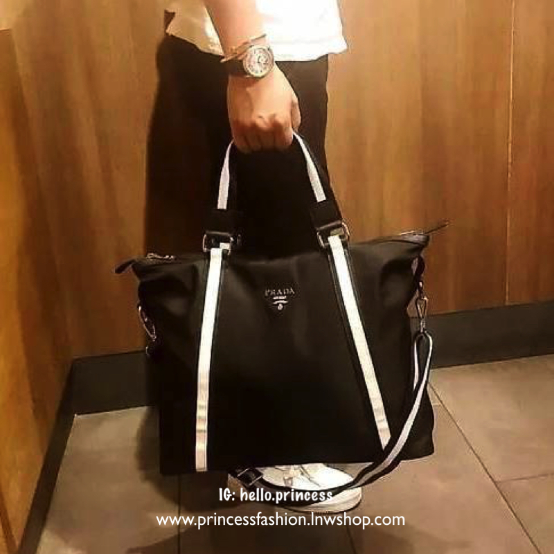 PRADA NYLON LARGE HANDBAG กระเป๋าถือหรือสะพาย Limited edition VIP Gift With Purchase (GWP) จากเคาน์เตอร์แบรนด์ วัสดุ Nylon&Polyester100% เนื้อหนาคุณภาพดี ด้านหน้าประดับโลโก้ เปิดปิดแบบซิป หูหิ้ว และสายสะพายสีดำตัดขาวดูมีดีเทล หูหิ้วสะพายไหล่ได้ ภายในกว้าง