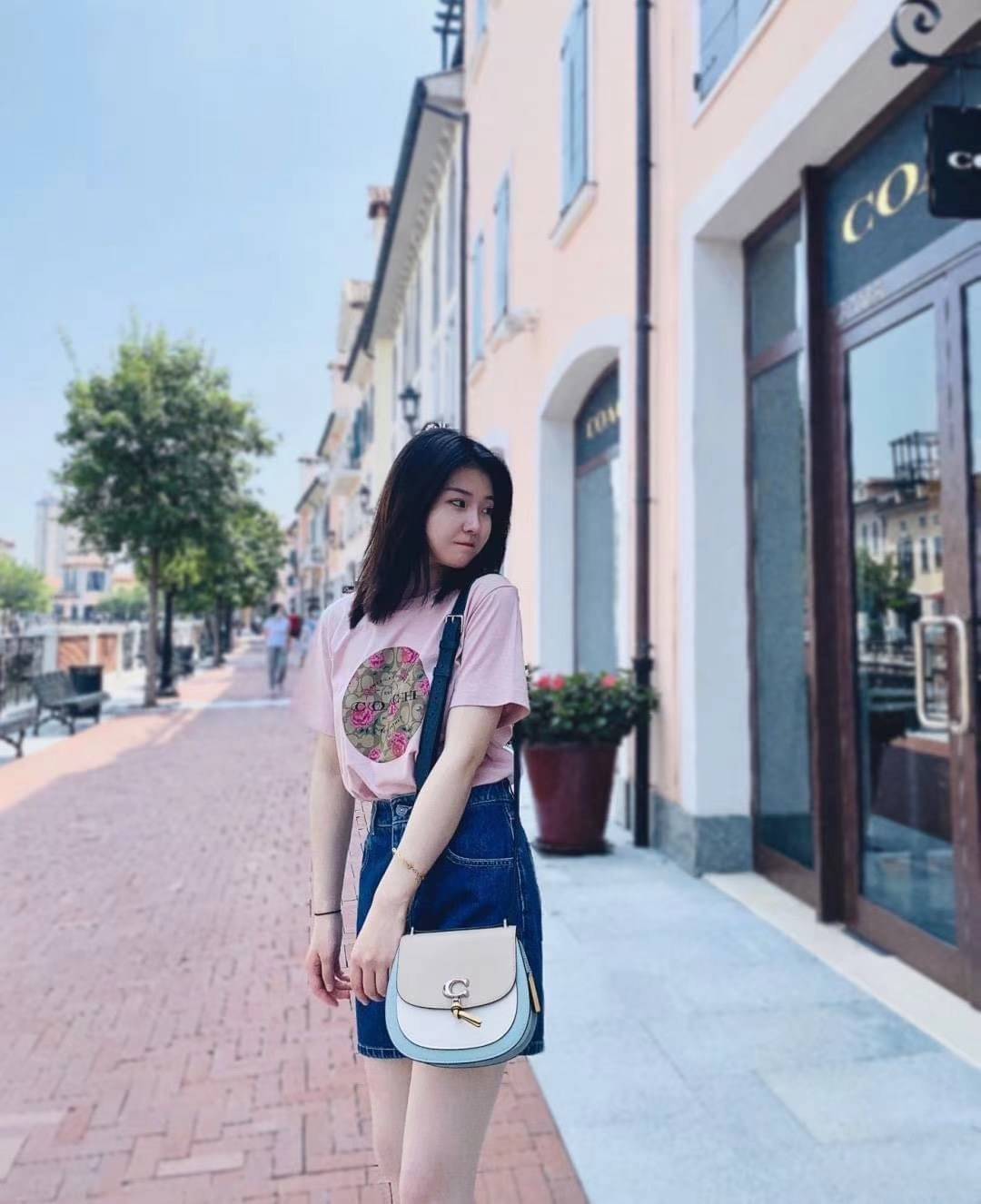 OUTLET 】COACH REMI SADDLE BAG IN COLORBLOCK ((1330)) รุ่นแนะนำ คลาสสิคน่าใช้มากๆ วัยใสๆใช้ดีค่ะ 😘 พร้อมส่งที่ไทยอีกครั้ง! กระเป๋าสะพายข้าง//ครอสบอดี้ร์//หรือทบเป็นสายคู่สะพายไหล่ได้ค่ะ แล้วแต่ชอบเลยค่ะ! วัสดุหนังแท้ ลายหนังสวยมากๆค่ะรุ่นนี้ หลงรัก