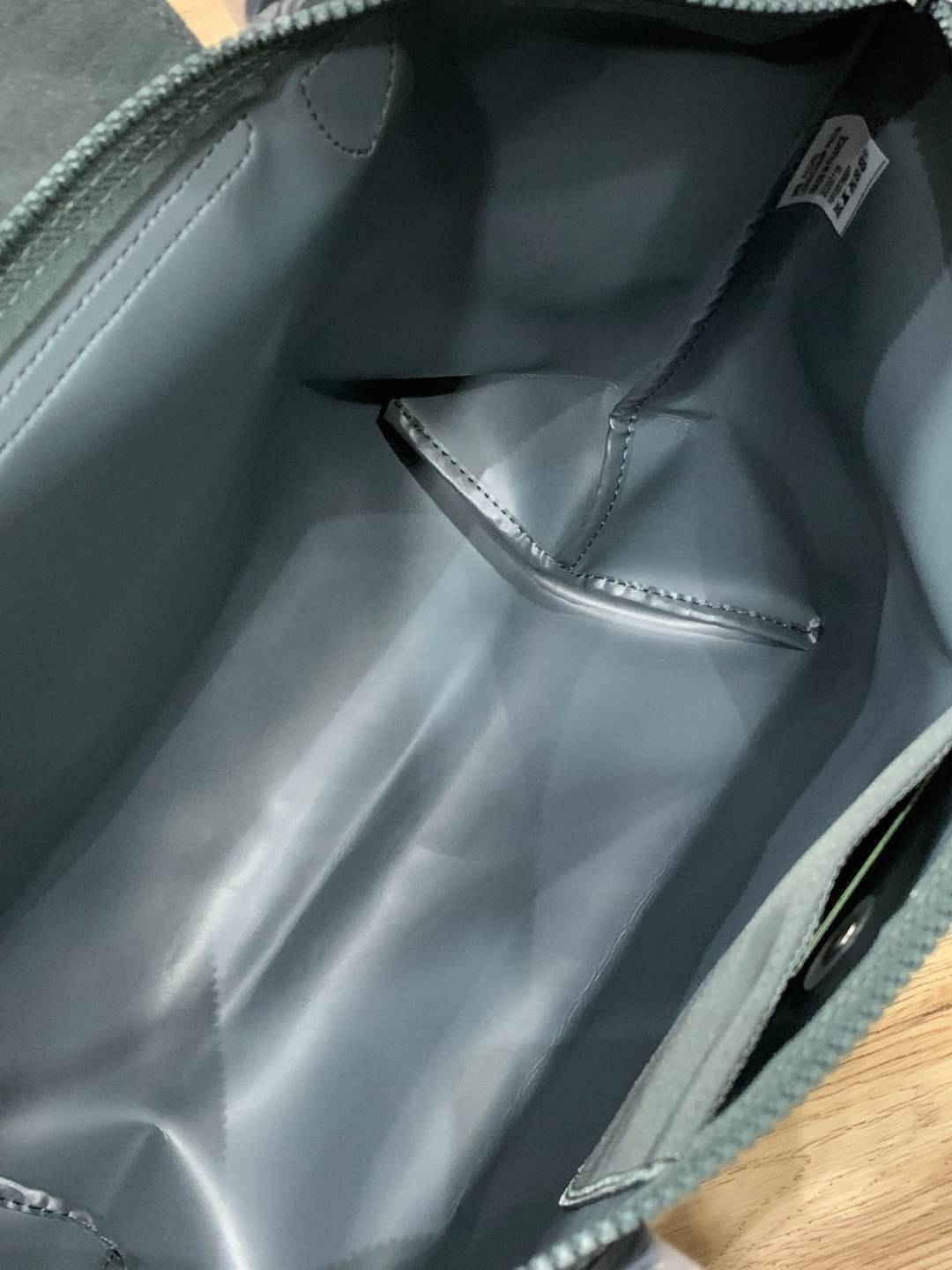 Longchamp Le Pliage Neo Size M มาพบกับกระเป๋ารุ่นยอดนิยม ที่สาวๆ ต้องมีไว้เก็บไว้สักใบ กระเป๋าโท้ทใบนี้ มาพร้อมกับสีที่มีสไตล์เรียบง่าย มีสายสะพายยาวช่วยให้คุณสามารถสะพายไหล่ได้อย่างสบาย ในขณะที่ที่ปิดแบบซิปช่วยให้คุณมั่นใจได้ว่าของด้านในมีความปลอดภัย Le 