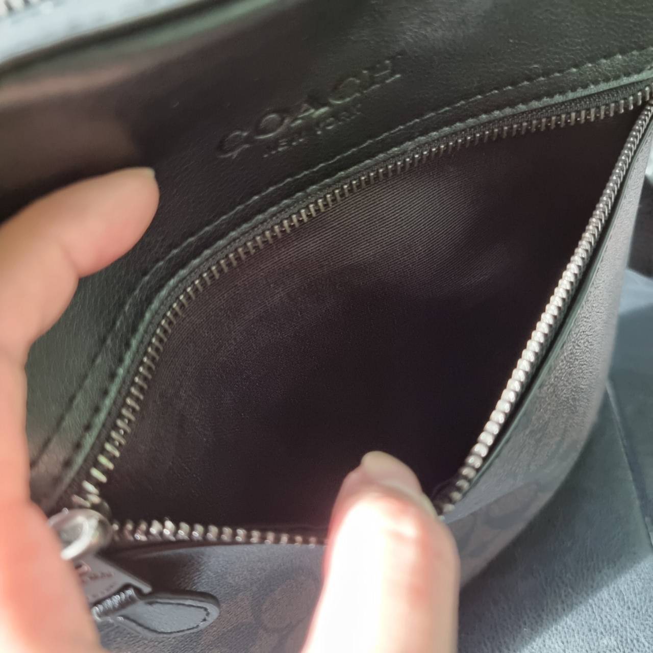 COACH F73336 HOUSTON FLIGHT BAG IN SIGNATURE CANVAS รุ่นนี้หนุ่มๆเค้ารู้กัน!! ขายดีตลอดกาล!! คลาสสิคไม่มีใครเกิน!! กระเป๋าสะพายข้างทรงแมสเซ็นเจอร์ยอดฮิต ทรงสวย ดูดี วัสดุหนังแคนวาสเคลือบลายสลับหนังแท้ เปิด-ปิดด้วยซิป ด้านหน้าและหลังสามารถใส่ของได้ ภายในแบ