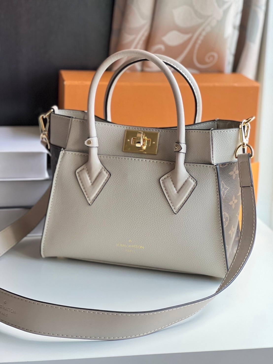 หนังแท้ LV On My Side PM กระเป๋าโท้ทขนาดกะทัดรัดที่ผลิตจากหนังลูกวัวเนื้อนุ่ม เกรดออริจินอล ภาพสินค้าถ่ายจากงานขายจริง ใช้งานต่างประเทศได้