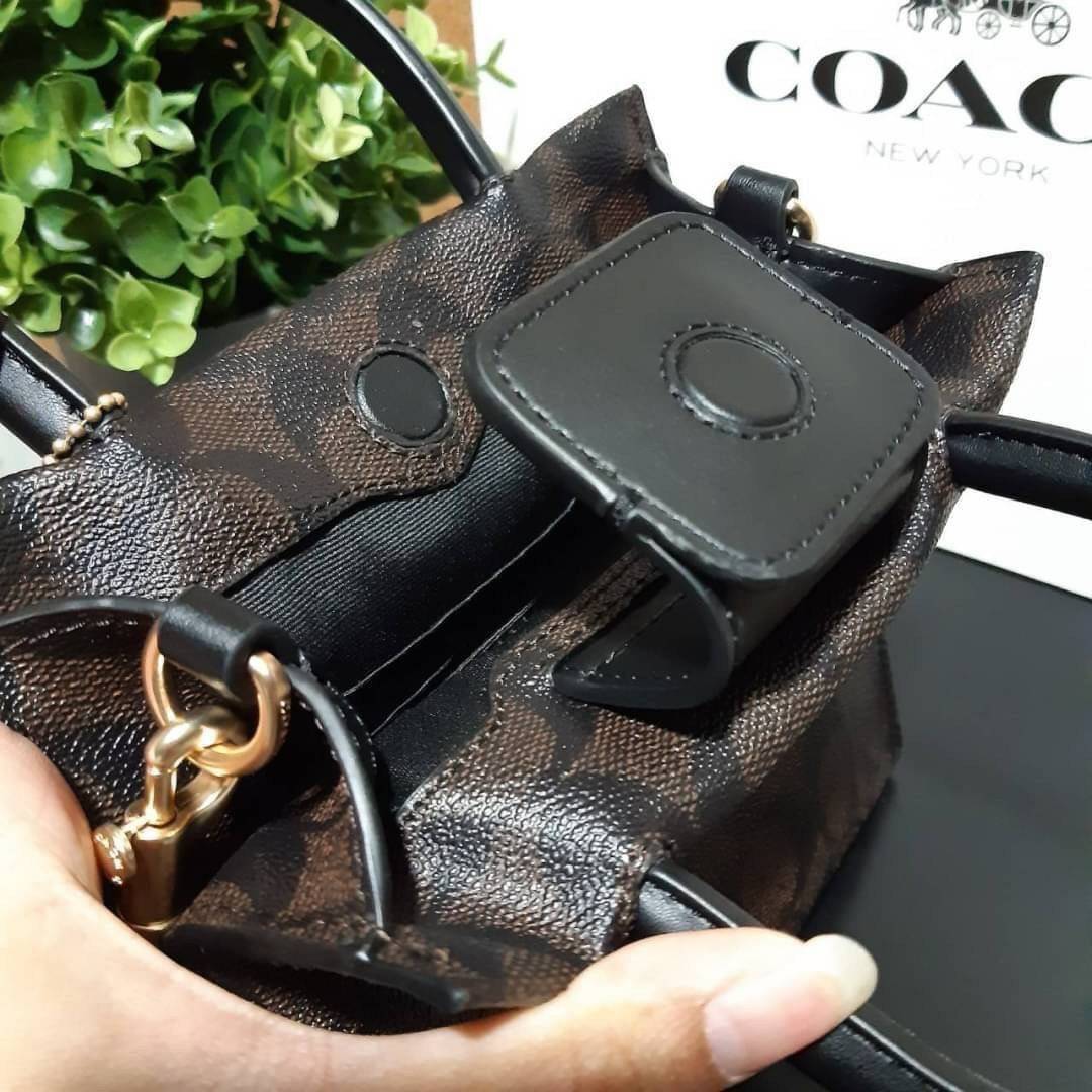 COACH 5693 MINI CALLY CROSSBODY IN SIGNATURE CANVAS กระเป๋าครอสบอดี้โท้ทมินิไซส์ รุ่นใหม่สุดฮอต!! ใบจริงคือน่ารักม้ากกกก!! สวยอยู่ทรง น่ารักน่าใช้ วัสดุหนังแคนวาสเคลือบลาย ปากกระเป๋ามีกระดุมแม่เหล็ก มาพร้อมหูจับในตัวและสายสะพายข้าง ถอดออกหิ้วเก๋ๆก็ได้ หรื