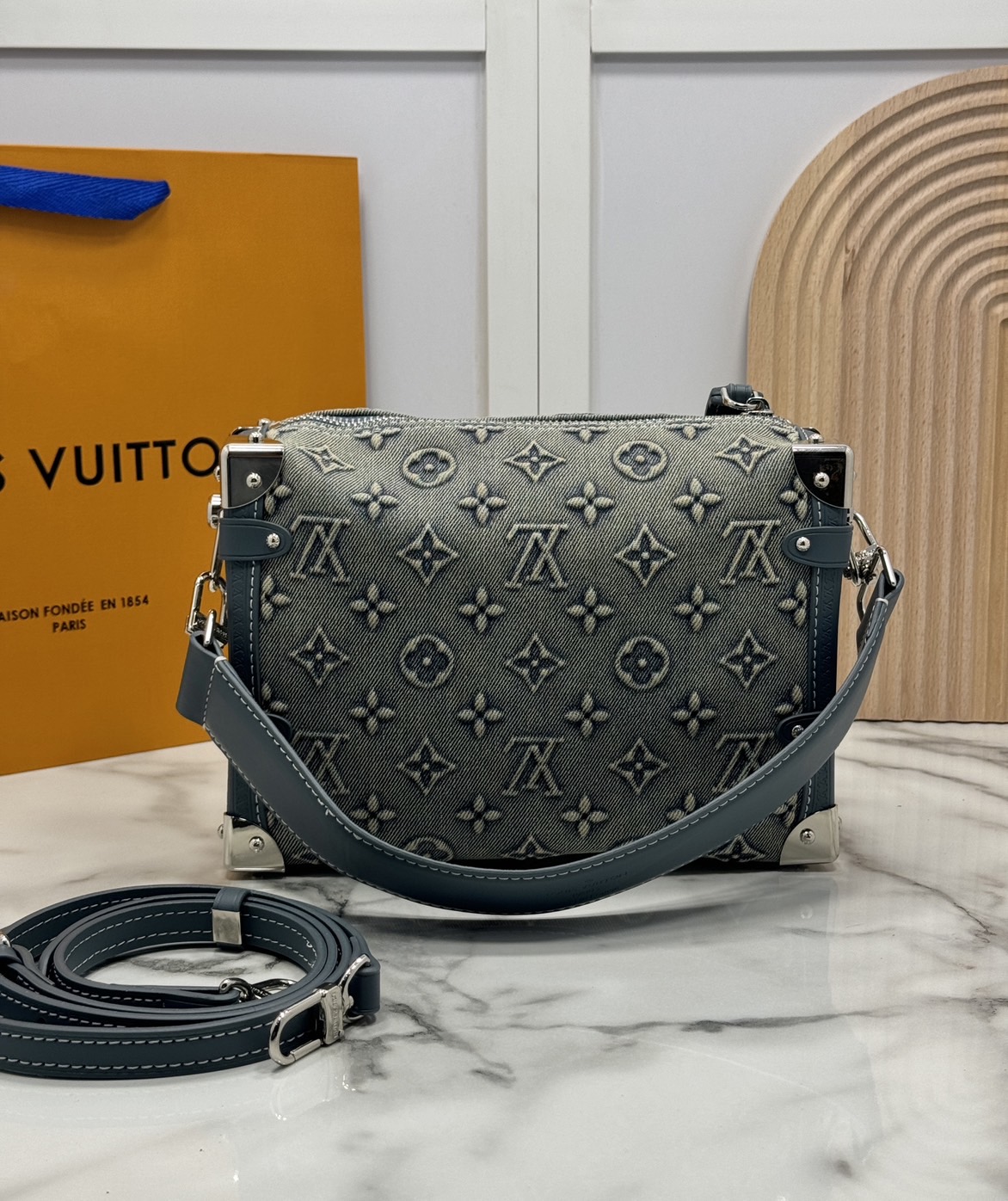 LV Side Trunk Monogram Denim Bag กระเป๋าสะพายทรงกล่องเดนิมซีดสไตล์วินเทจ ปั้มนูนโลโก้ลายโมโนแกรม ไอเท็มหรูหราย้อนยุค ผสมผสานความทันสมัย รูปทรงกล่องสัดส่วนสวยลงตัว โดดเด่นชวนมอง