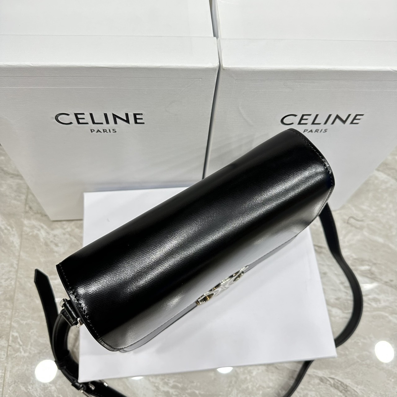 ORI หนังแท้ | 9" CELINE CLASSIQUE TRIOMPHE bag in natural leather กระเป๋าสะพายรุ่นยอดนิยม ด้วยรูปทรงสี่เหลี่ยมผืนผ้า ดีไซน์คล่องตัวถ่ายทอดให้เห็นถึงแก่นแท้ของสไตล์