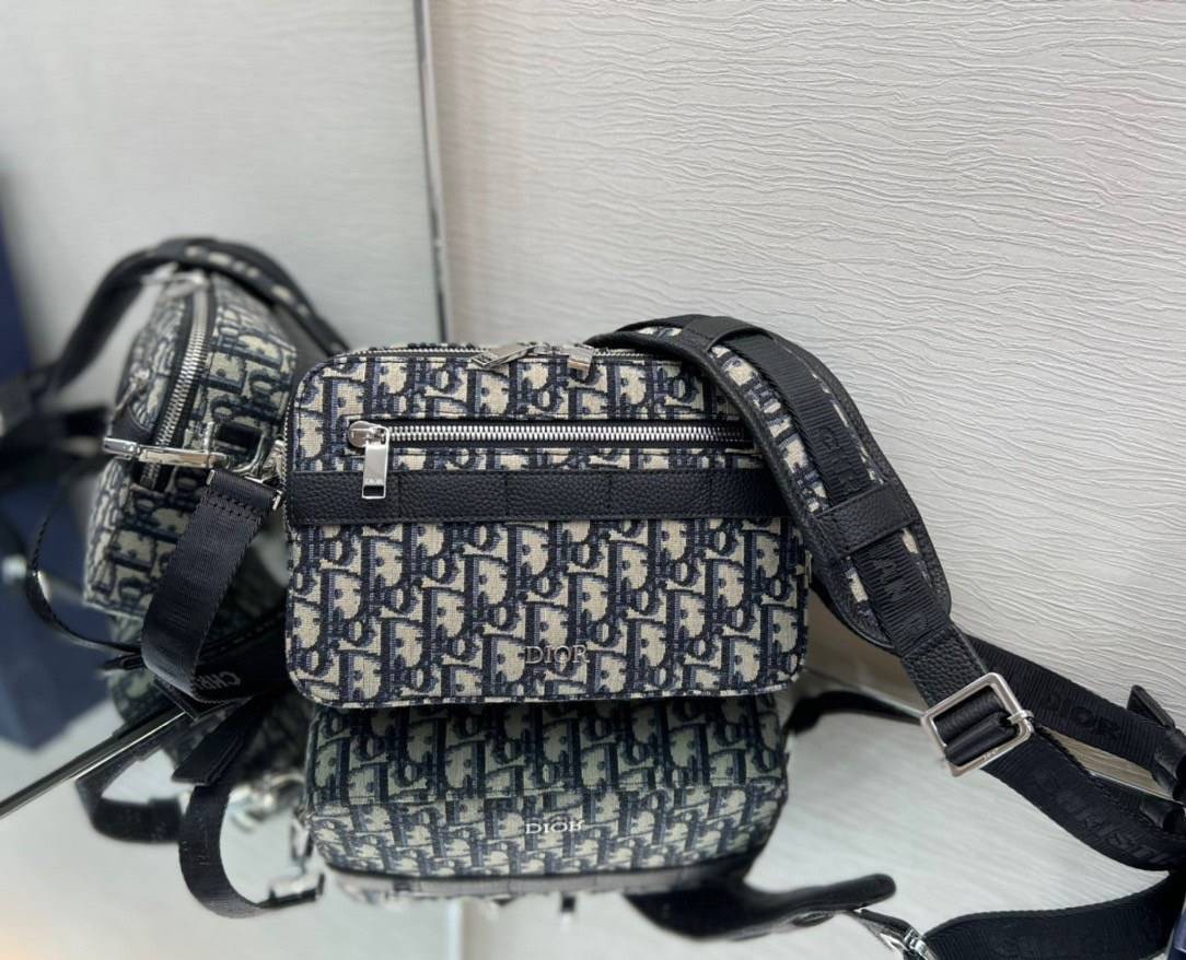 หนังแท้ DIOR SAFARI MESSENGER BAG / Dior crossbody Beige and Black Dior Oblique Jacquard พร้อมส่งที่ไทย งานหนังแท้และผ้าแจ็คการ์ดเกรดออริจินอล ภาพสินค้าถ่ายจากงานขายจริง ใช้งานต่างประเทศได้