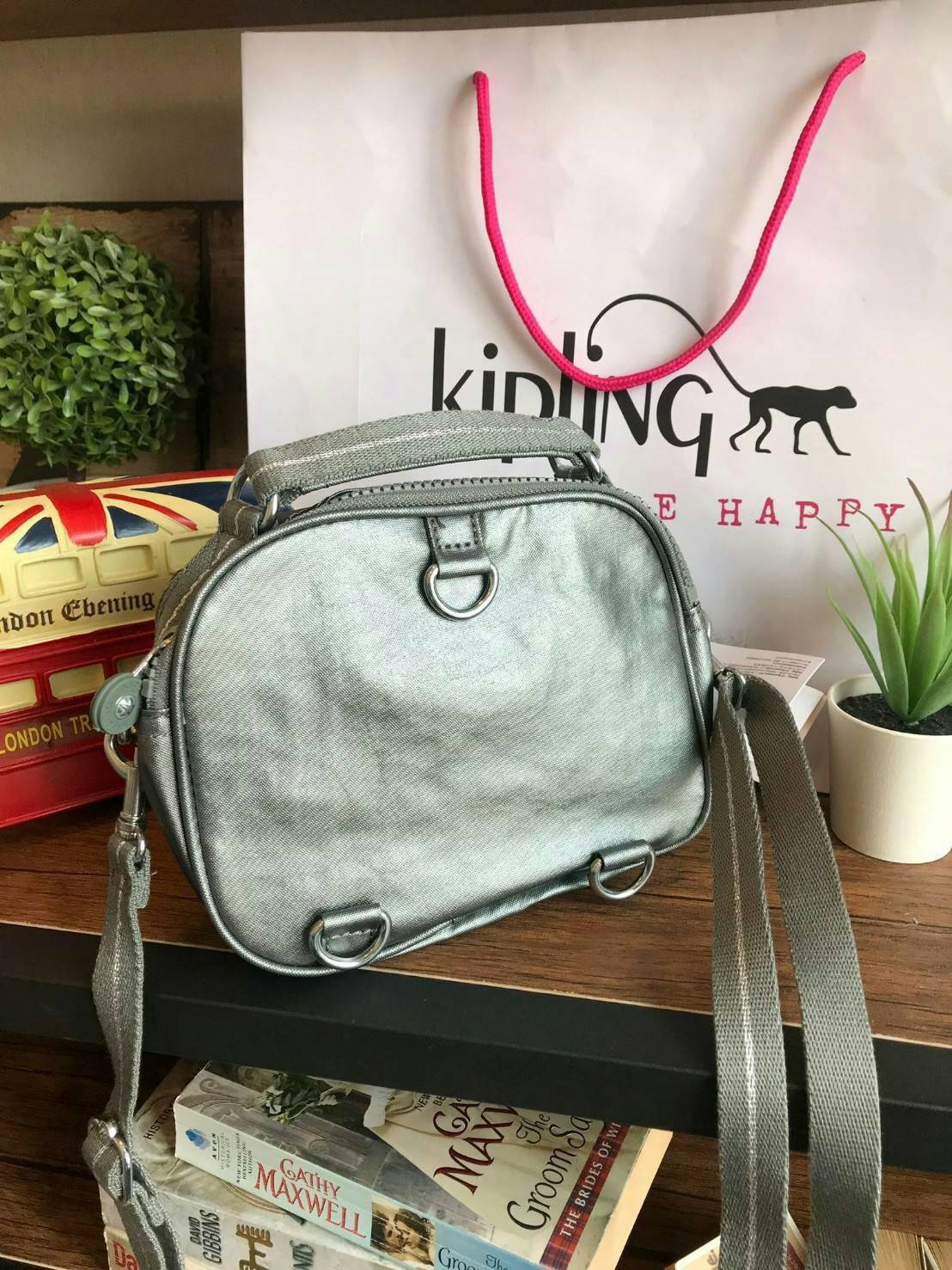 💕 Kipling Messenger Bag กระเป๋าสะพายทรงเหลี่ยมรุ่นใหม่!!ขนาดมินิ สามารถสะพายสายคู่ สายเดี่ยวและเป้ มีหลายช่องใช้งาน ด้านหน้าเป็นช่องเล็กใส่ของจุกจิก ซิปคู่ด้านหน้าภายในมีช่องเล็กแยกเป็นสัดส่วน ซิปเดี่ยวด้านหลังกว้างเพิ่มช่องใส่ของได้อีก1ช่อง ขนาดก