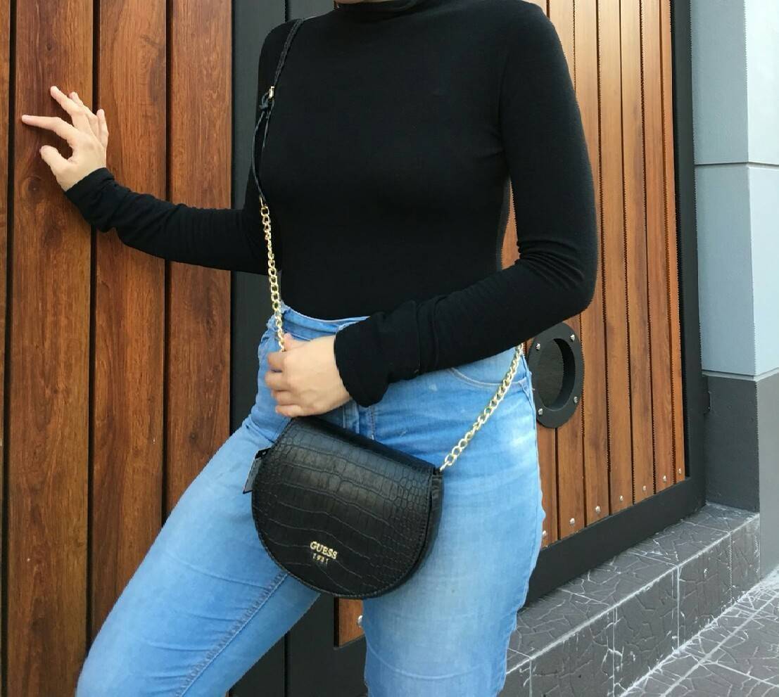 Guess croc crossbody bag กระเป๋าสะพานดีไซน์เก๋ ทรงน่ารัก ฝาพับโค้งดีไซน์สวย ด้านหนังปั๊มลาย croc ประดับ logo brand สีทอง เปิดปิดด้วยกระดุม มีช่องเล็กลับใส่บัตรได้ ช่องใหญ่บุผ้า ลายแบรนด์ มีช่องใส่ของแยก ใส่มือถือได้ทุกรุ่น มาพร้อม สายยาวโซ่ต่อหนัง ใบนี้เห