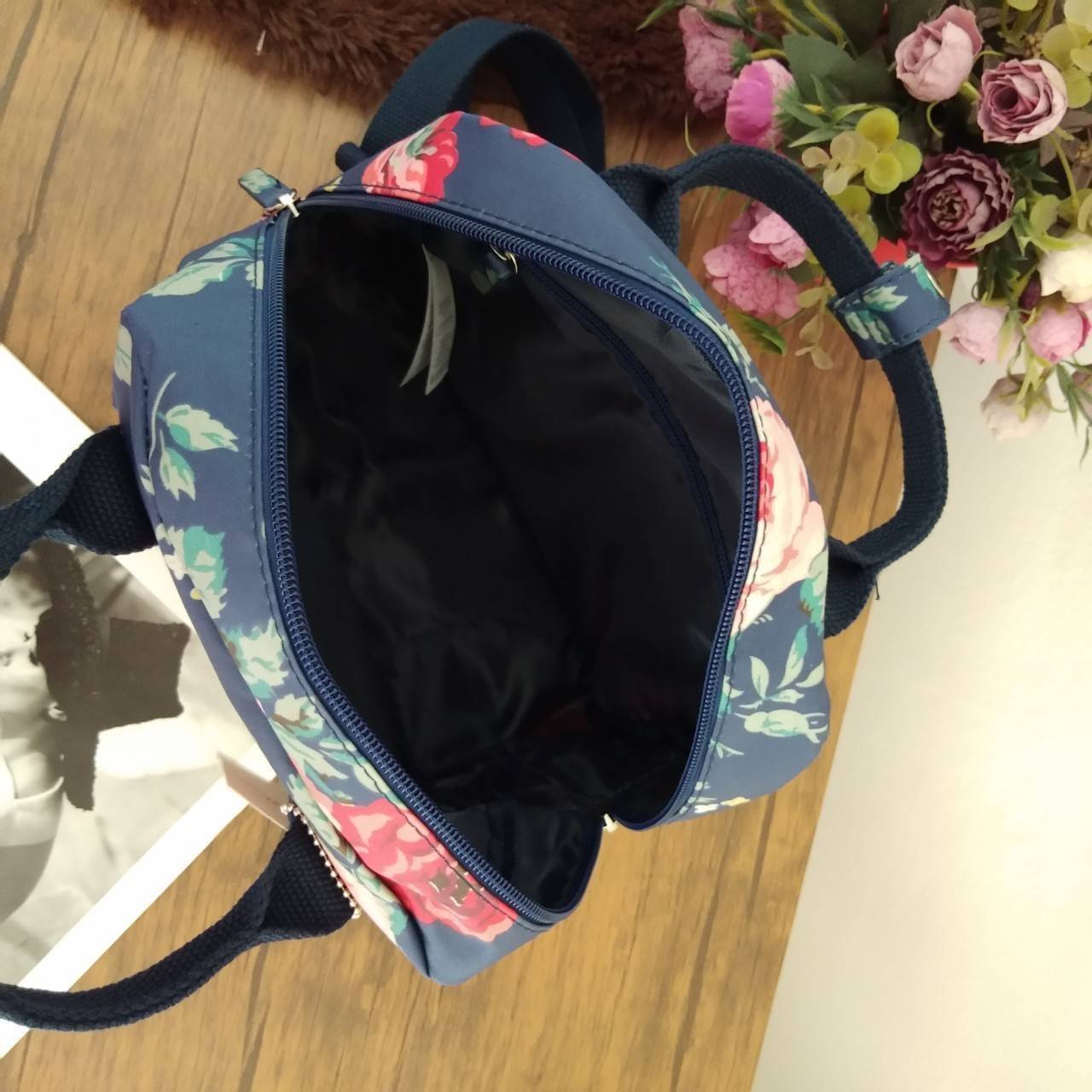 Cath Kidston Mini Backpack Bag กระเป๋าเป้รุ่นมินิ สไตล์วินเทจสุดฮิต วัสดุ Canvas เคลือบ เช็ดทำความสะอาดได้ ภายในมีช่องซิปเล็ก 1 ช่อง เปิด/ปิดกระเป๋าด้วยซิปรอบ ด้านหน้ามีช่องซิปอีก 1 ช่อง ไว้ใส่ของ สวยคุ้มมากค่ะรุ่นนี้
