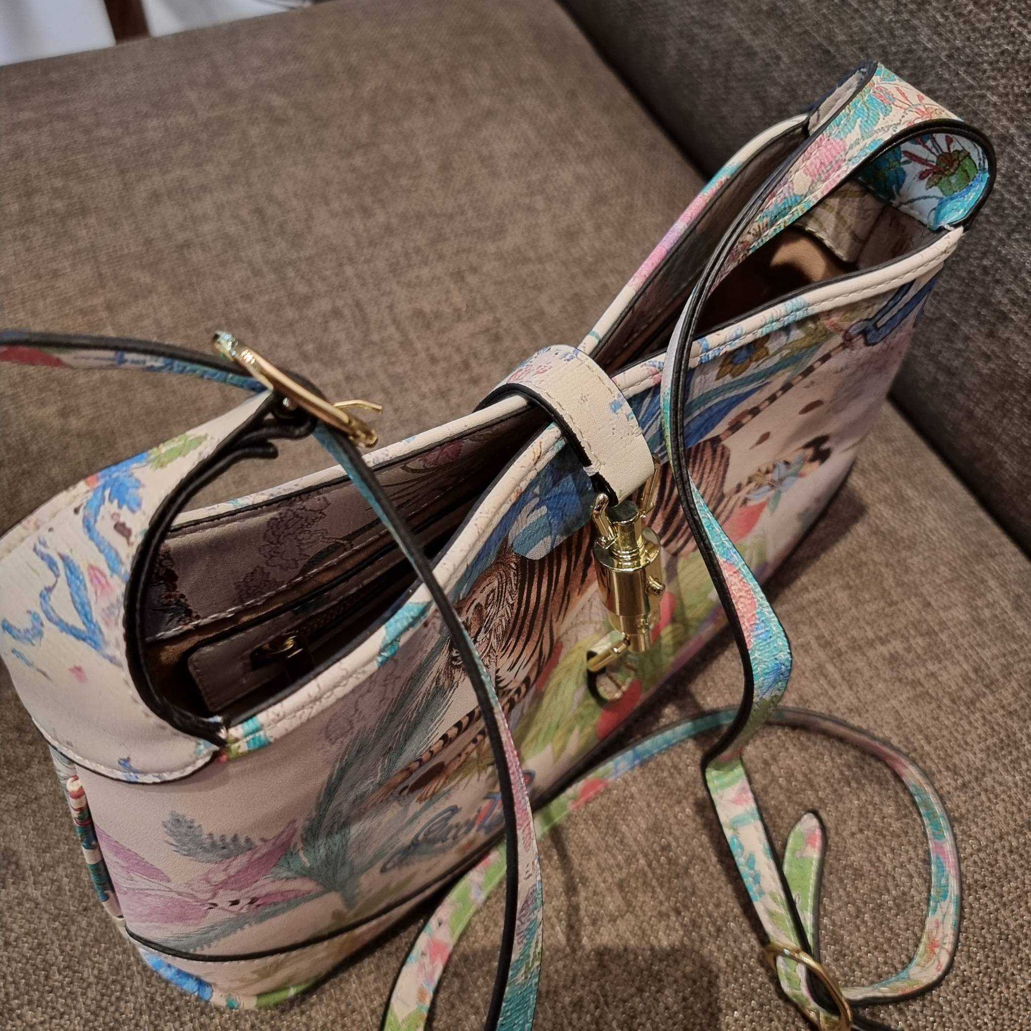 GUCCI SHOULDER BAG โปรเจคฉลองปีเสือ ปังฉุดไม่อยู่!! คอลเลคชั่นยอดฮิต GC multi bag ไซส์ใหญ่น่าสะพาย ดีไซน์ลวดลายชิคมากๆ!! โดดเด่นไม่ซ้ำใคร กับกระเป๋าสะพายวีไอพี พรีเมี้ยมกิ๊ฟที่จะทำให้หลงรักกันไปแบบสุดๆ มีดีเทลแฝงความหรูในตัว วัสดุหนังสังเคราะห์พรินท์ลายคม