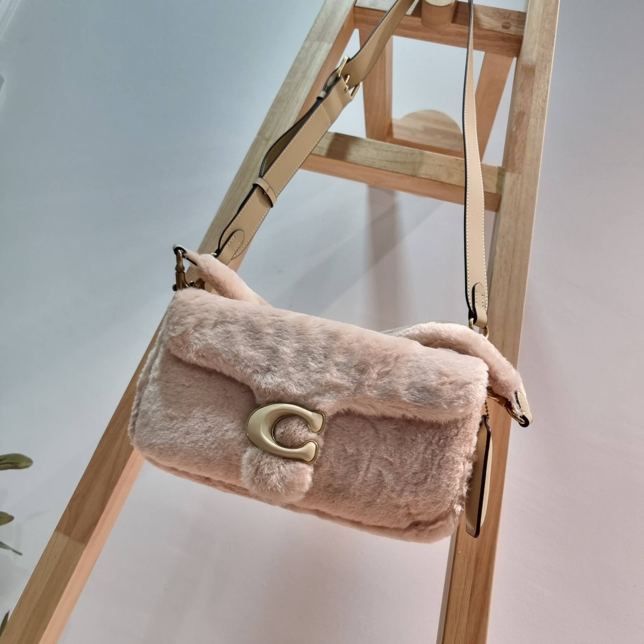 Coach pillow tabby shoulder bag 26 in shearling / COACH LEATHER COVERED C CLOSURE CC445 ใหม่ล่าสุดต้อนรับฤดูหนาว กับคอลเลคชั่นคุณหนู กระเป๋าสะพายไหล่ ดีไซน์วินเทจย้อนยุคตกแต่งขนรอบใบนุ่มฟู สวยลูกคุณมาก!! เปิด-ปิดด้วยกระดุมแม่เหล็ก รับรองแน่นหนา ภายในเป็นช
