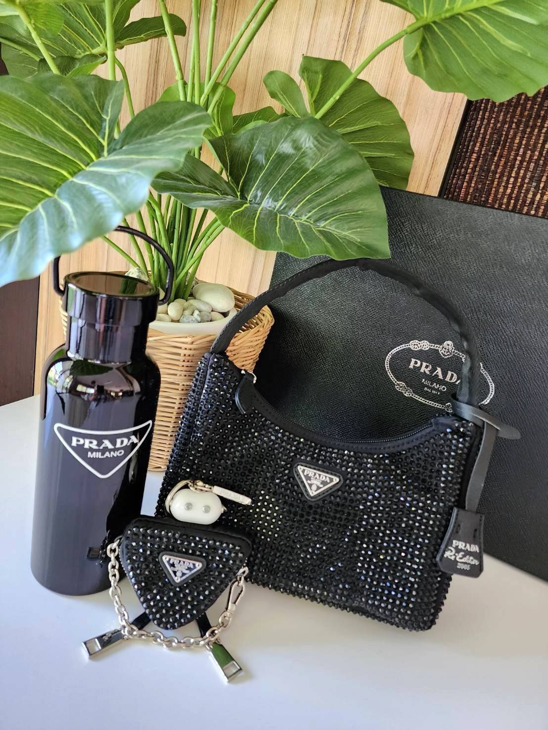 เซทสุดคุ้ม! ซื้อ1ได้ถึง3 PRADA CRYSTALS BAG WITH KEYCHAIN AND VACUUM BOTTLE VIP สวยหรูดูดี items นี้คุ้มมากๆได้ถึง3อย่างทั้งกระเป๋าสะพาย+พวงกุญแจ+กระบอกน้ำครบชุดไอเท็มแนะนำน่าใช้น่าสะสม