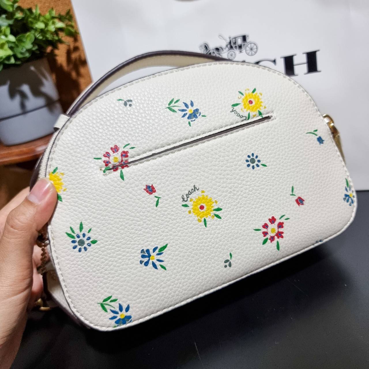 COACH C4252 SERENA SATCHEL WITH WILD MEADOW PRINT อีกหนึ่งคอลเลคชั่นตัวท็อป ที่ขายได้ตลอดปี ดีไซน์ใหม่ล่าสุด สไตล์คุณหนู ลุคหวานๆ กระเป๋าสะพายข้าง สวยอยู่ทรง สะพายขับผิวเป็นที่สุด วัสดุหนัง pepble สัมผัสนิ่ม เปิด-ปิดด้วยซิป 2 ช่องหลัก ภายในเป็นช่องโล่ง เก