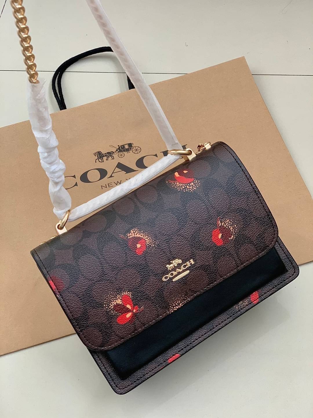 OUTLET 】COACH KLARE CROSSBODY IN SIGNATURE CANVAS WITH POP FLORAL PRINT ((C5797)) สวยมากๆ อยากให้ได้ไปจริงๆจ้าา พร้อมส่งที่ไทย สวยมากๆค่ะ 🌺 ✔️กระเป๋าสะพายแบบครอสบอดี้ร์ หนังแท้สวย ✔️พร้อมป้ายห้อยโลหะแบรนด์หรู 🌺จุดเด่นของรุ่นค