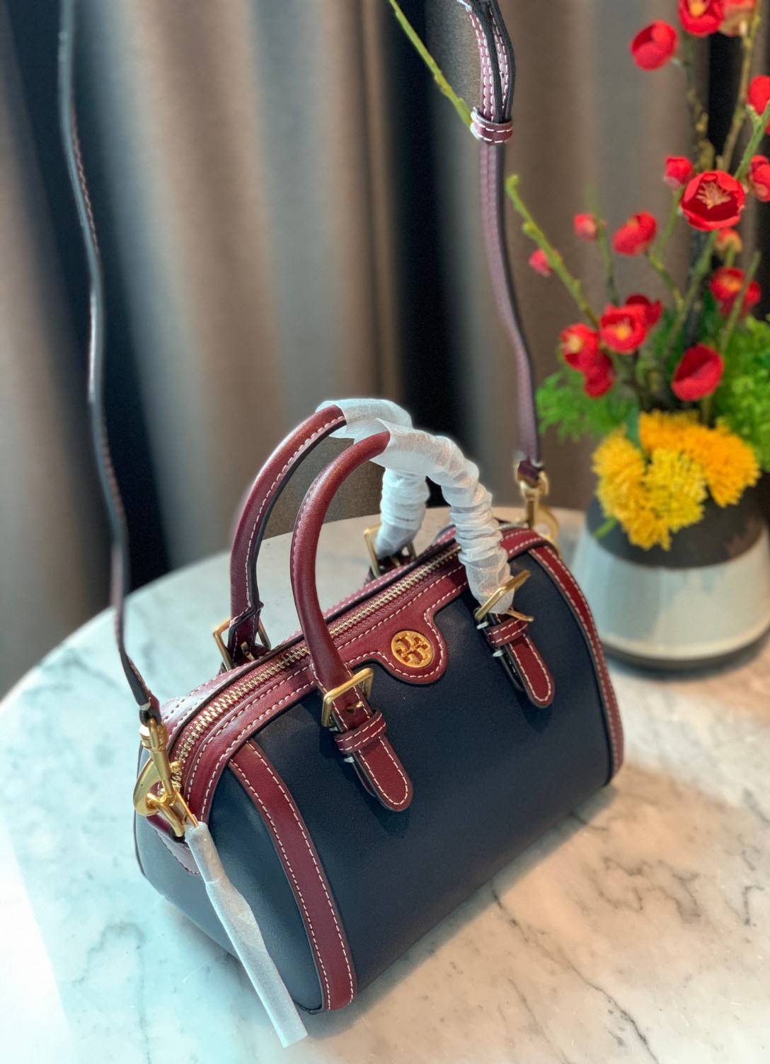 TORY BURCH T Monogram Color-block Barrel Duffle พร้อมส่งที่ไทย สวยก่อนใคร ใบใหญ่ ใส่จุไปเลยจ้าา😘 ✔️กระเป๋าทรงหมอน วัสดุหนังแท้ชั้นดีที่สุด หนังเรียบนิ่มสวย ✔️เปิดปิดกระเป๋าด้วยซิปคู่แบบมีหนังห้อย ภายในกว้างมากสำหรับไซด์นี้ หายห่วงไปเ
