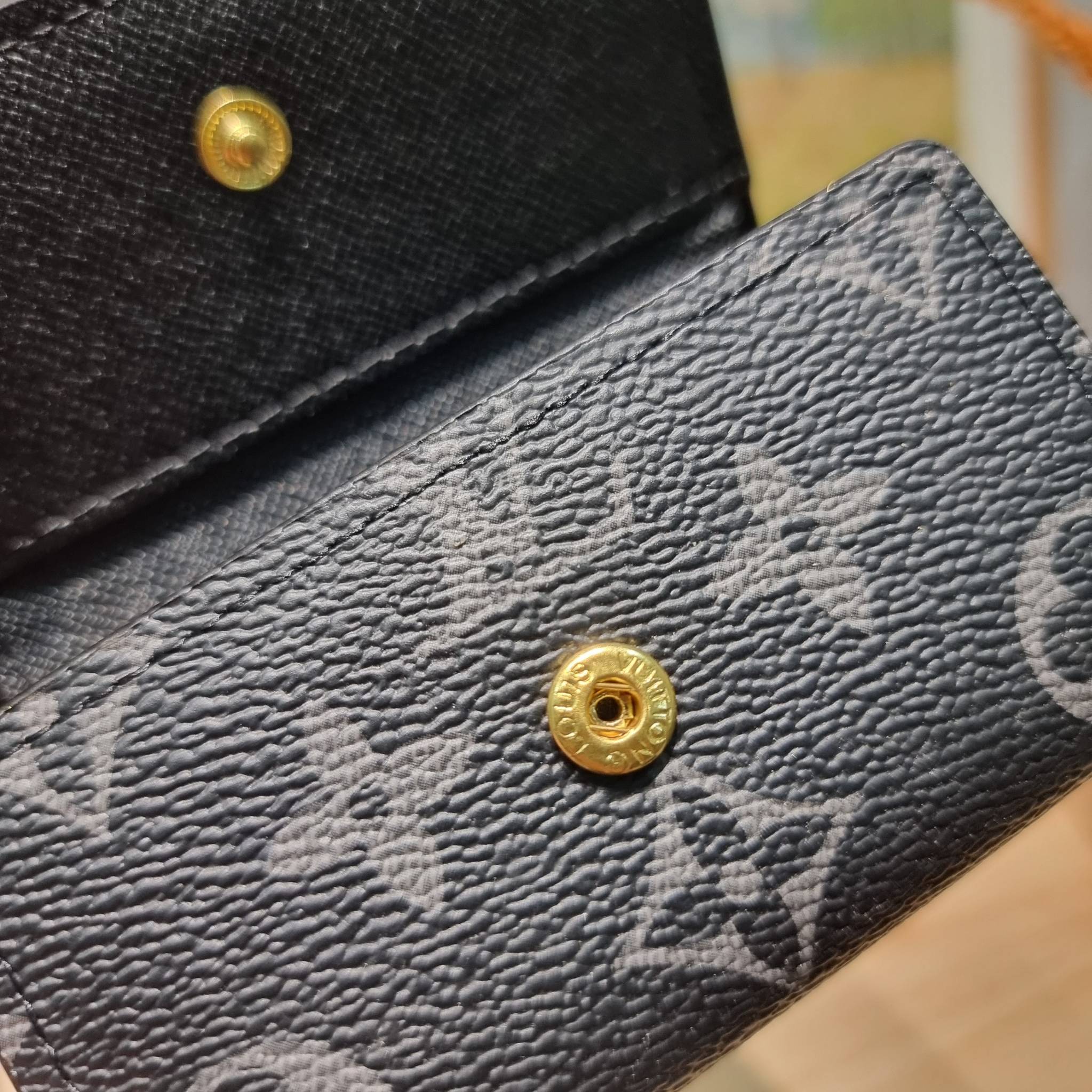 LV POCHETTE VOYAGE SET BAG / LV gift box สุดยอดไอเท็มใน box set ที่เหมาะแก่การเก็บสะสม หรือจะส่งให้เป็นของขวัญในช่วงปีใหม่ก็ดีงามที่สุด จัดให้ทั้งกระเป๋าคลัทช์สีคลาสสิค กระเป๋าเก็บกุญแจ ที่จัดสรรให้พกพาได้ง่ายไม่เกะกะ และเข็มขัดเข้าเซ็ทคุมโทนได้ดีเยี่ยม แ