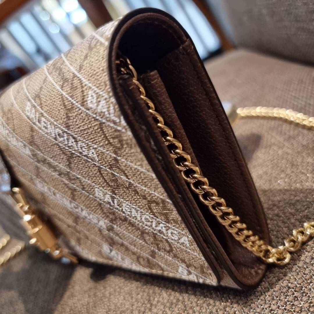 คลัชท์สุดหรูขึ้นแท่นต้องใบนี้เลย GG×Balenciaga woc bag กระเป๋าสะพาย crossbody เป็นคลัชท์ได้ในตัว ดีไซน์คลาสสิควินเทจ ดึงดูดและสะกดสายตาด้วยอะไหล่ดีเทลหรูของอะไหล่สีทอง วัสดุหนังแคนวาส ทนทาน ดูแลรักษาง่าย เปิด-ปิดด้วยอะไหล่เสียบล็อค ภายในแบ่งสัดส่วนลงตัวมา