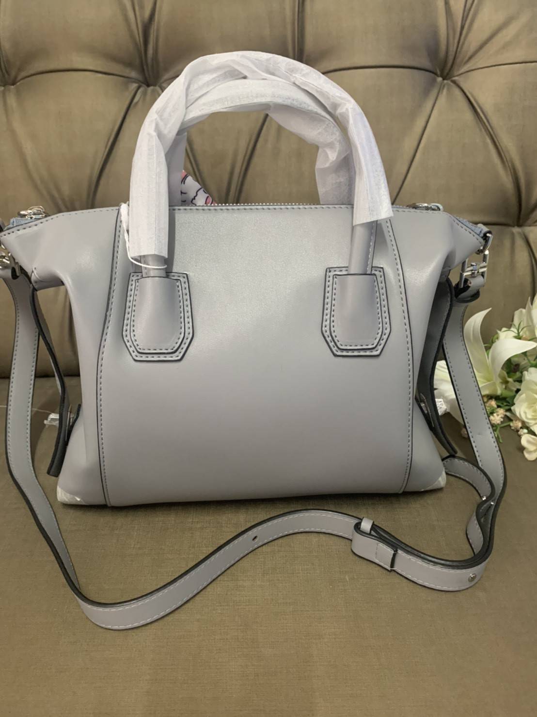 Givenchy Antigona Soft Small Leather Bag เข้ารอบใหม่ ราคาดีต่อใจ .. ไม่มีไม่ได้แล้ว! กระเป๋ารุ่น Iconic อย่าง Antigona Soft รุ่น "Classic" **มาพร้อมผ้าผูกโบว์ น่ารักมากมาย ประดับด้วยสัญลักษณ์ของแบรนด์ Givenchy ด้านหน้า **อะไหล่เงิน ไอเท็มยอดฮิตท
