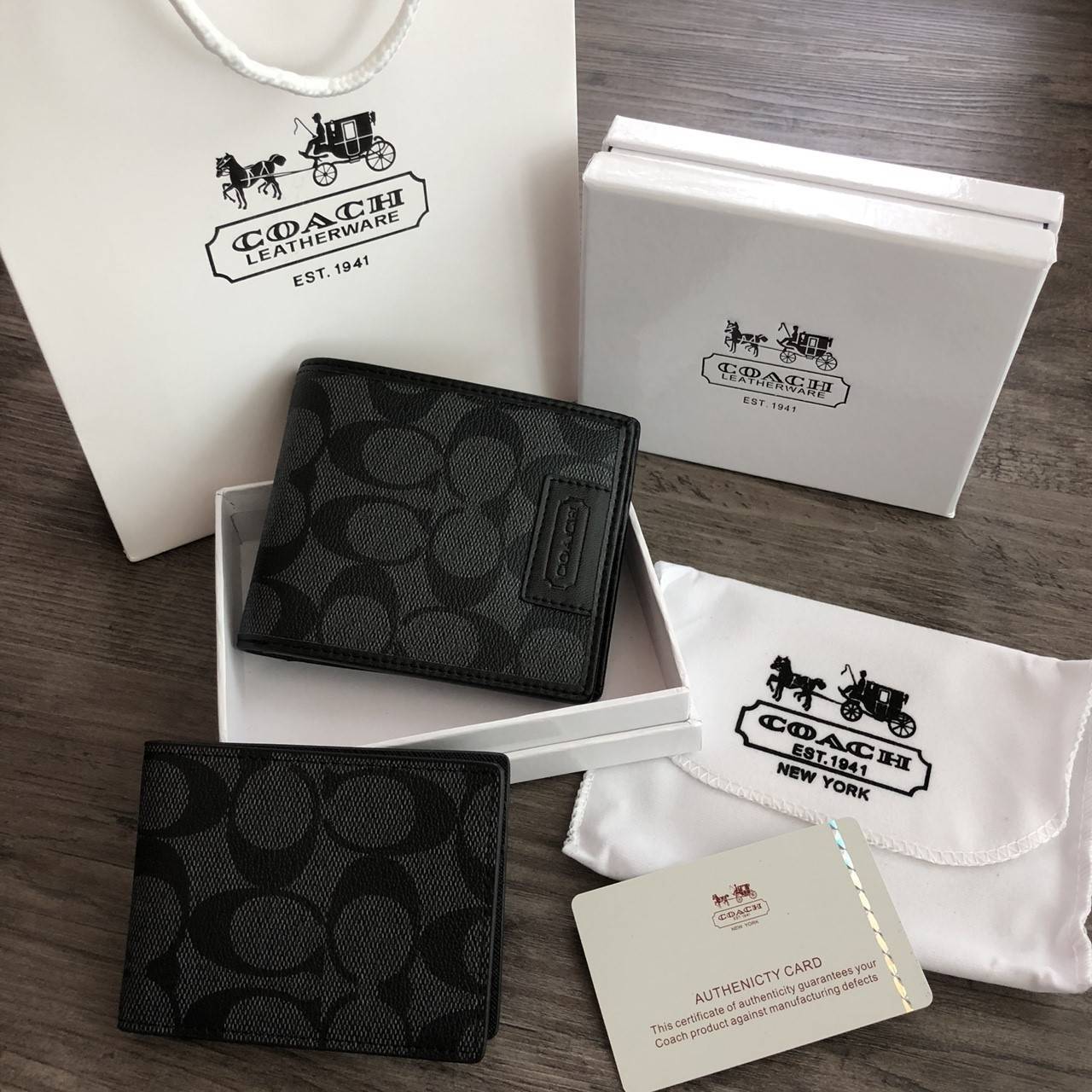 COACH Heritage Signature Compact ID Wallet กระเป๋าสตางค์ใบสั้น มาพร้อมกระเป๋าใส่บัตรใบเล็กอีก 1 ใบ จะมอบเป็นของขวัญหรือใช้เองก็แนะนำค่ะ