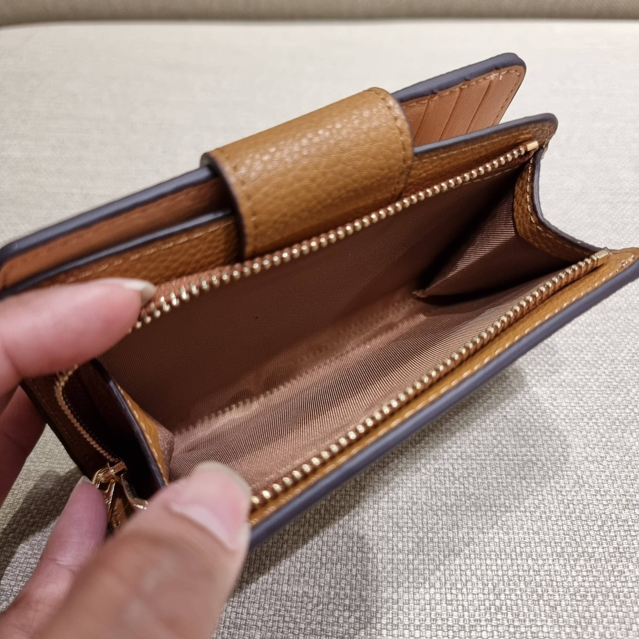 COACH C4899 MEDIUM CORNER ZIP WALLET WITH SNOPPY PRINT น้องใหม่คอลเลคชั่นสุดชิค ดีไซน์ลายพริ้นท์ผองเพื่อนสนูปพี น่ารักน่าใช้ เพิ่มลูกเล่นให้กระเป๋าสตางค์ของคุณไปอีก กับกระเป๋าสตางค์ใบกลาง ขนาดกำลังเหมาะมือ วัสดุหนัง pepble ทนทาน มีช่องใส่บัตรและธนบัตรครบ 