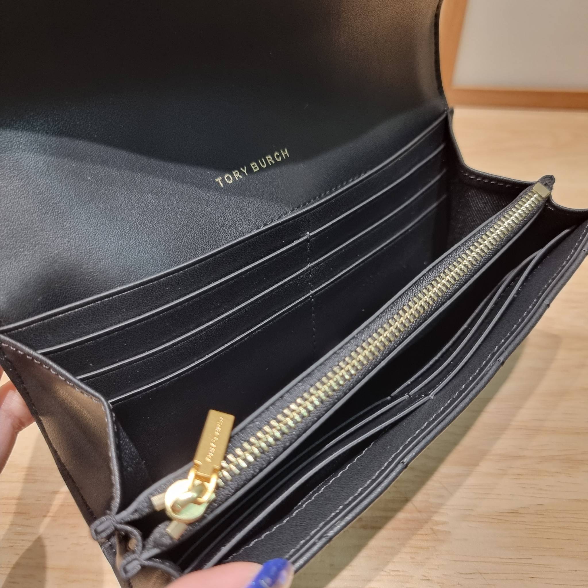 TORY BURCH KIRA CHEVRON POUCH KEY FOB / Tory wallet bag กระเป๋าสตางค์ใบยาวรุ่นใหม่ คอลเลคชั่น 2023 หรูหราทุกสี ดีไซน์คงความคลาสสิค ขนาดกำลังดี สัมผัสดีมาก