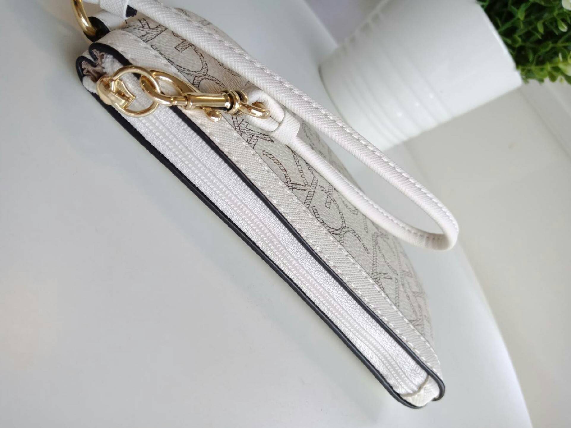 New must have item! กระเป๋าคล้องมือ ทรงน่ารัก จากแบรนด์ calvin klein มีมาให้ช้อปคะ หนัง pvc ทั้งใบอย่างดี มีสายคล้องมือเก๋ ด้านหน้าตกแต่งด้วยโลหะปั้มแบรนด์ เปิดปิดด้วยซิป ด้านในบุด้วยผ้าปั้มแบรนด์ มีช่องใส่บัตรแยก จะใส่ธนบัตรหรือบัตร ก็พกติดตัวในวันสบายๆ