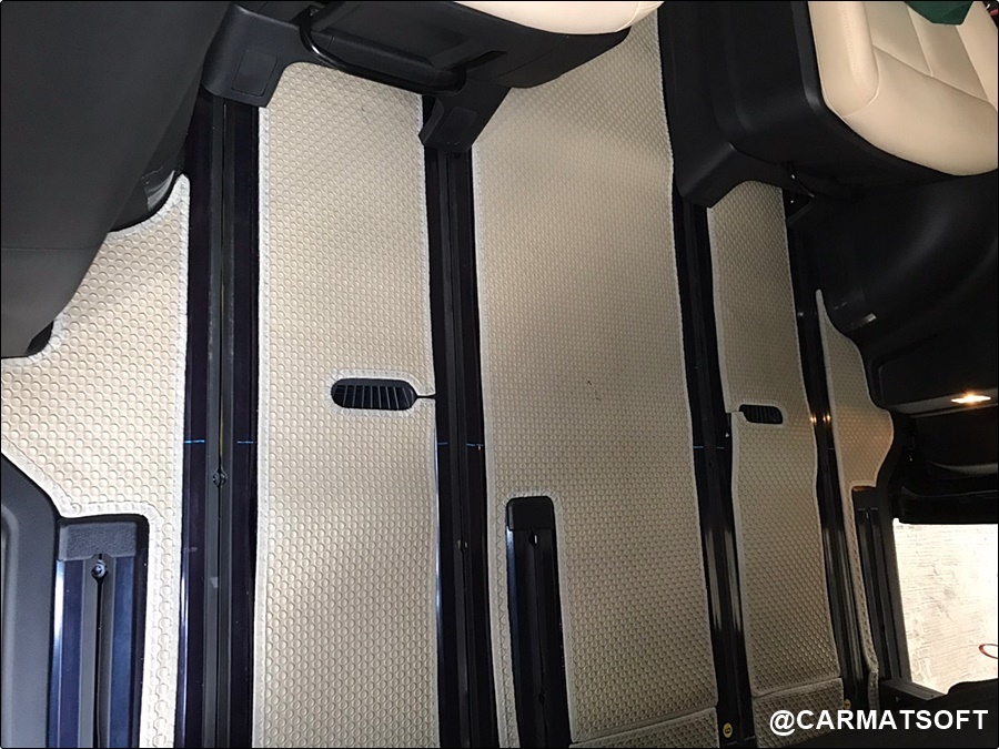 พรมปูพื้นรถยนต์ HYUNDAI STARIA 2021 ยางปูพื้นรถยนต์ ลายกระดุมเม็ดเล็ก สีครีม เข้ารูป เต็มคัน