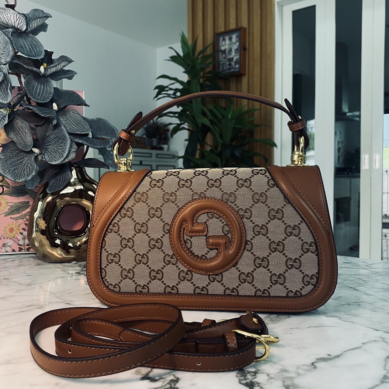 Gucci Blondie small top handle bag กระเป๋าสะพายรุ่นใหม่สุดไอคอนนิก งานหนังสวยมาก มีกลิ่นหอมอ่อนๆ เหมาะมากสำหรับของขวัญปีใหม่นี้ จะให้ตัวเองหรือให้เป็นของขวัญก็ดีงามมากๆ