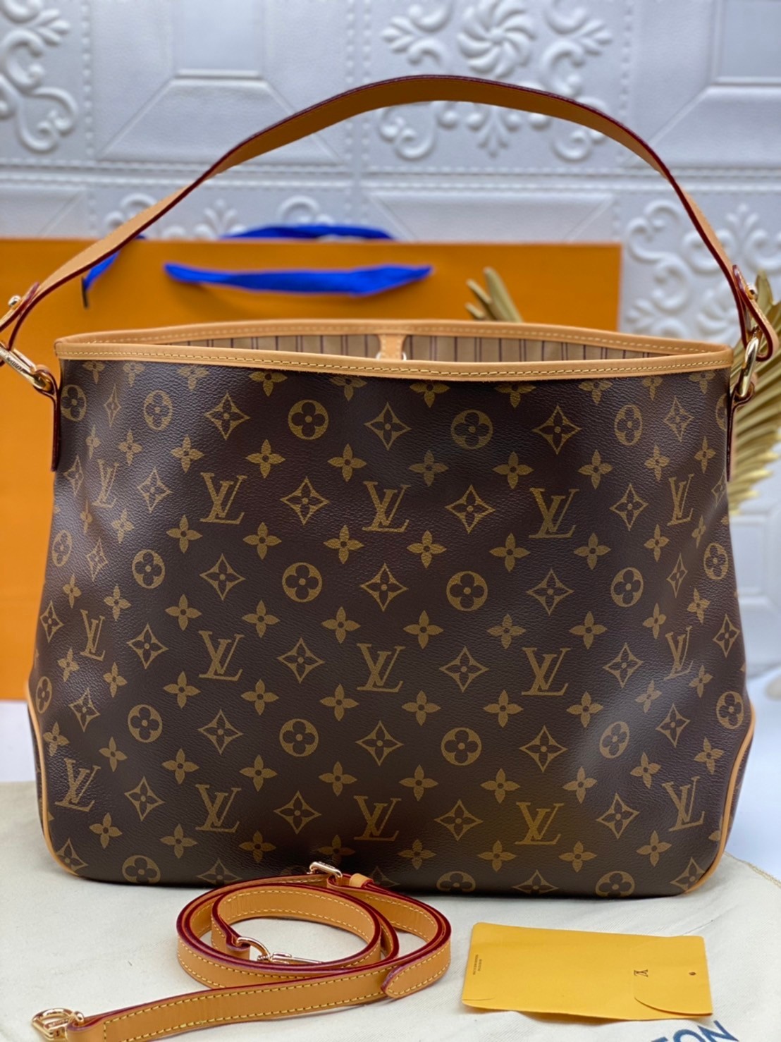 LV Monogram Delight Canvas มี 2 ขนาด กระเป๋าสะพายข้างทรงสูงใบใหญ่หนังแกะสังเคราะห์ หูหิ้วปั้มโลโก้ ด้านในมี1ช่องซิป 1ช่องใส่ของจุกจิ๊ก อะไหล่ทองหรูหรา มีสายยาว ถอดสายได้ ปรับระดับได้ จุของได้เยอะ หรูหรา สวยงาม เหมาะกับทุกโอกาศ ต้องมีติดตู้ห้ามพลาดเลยค่า