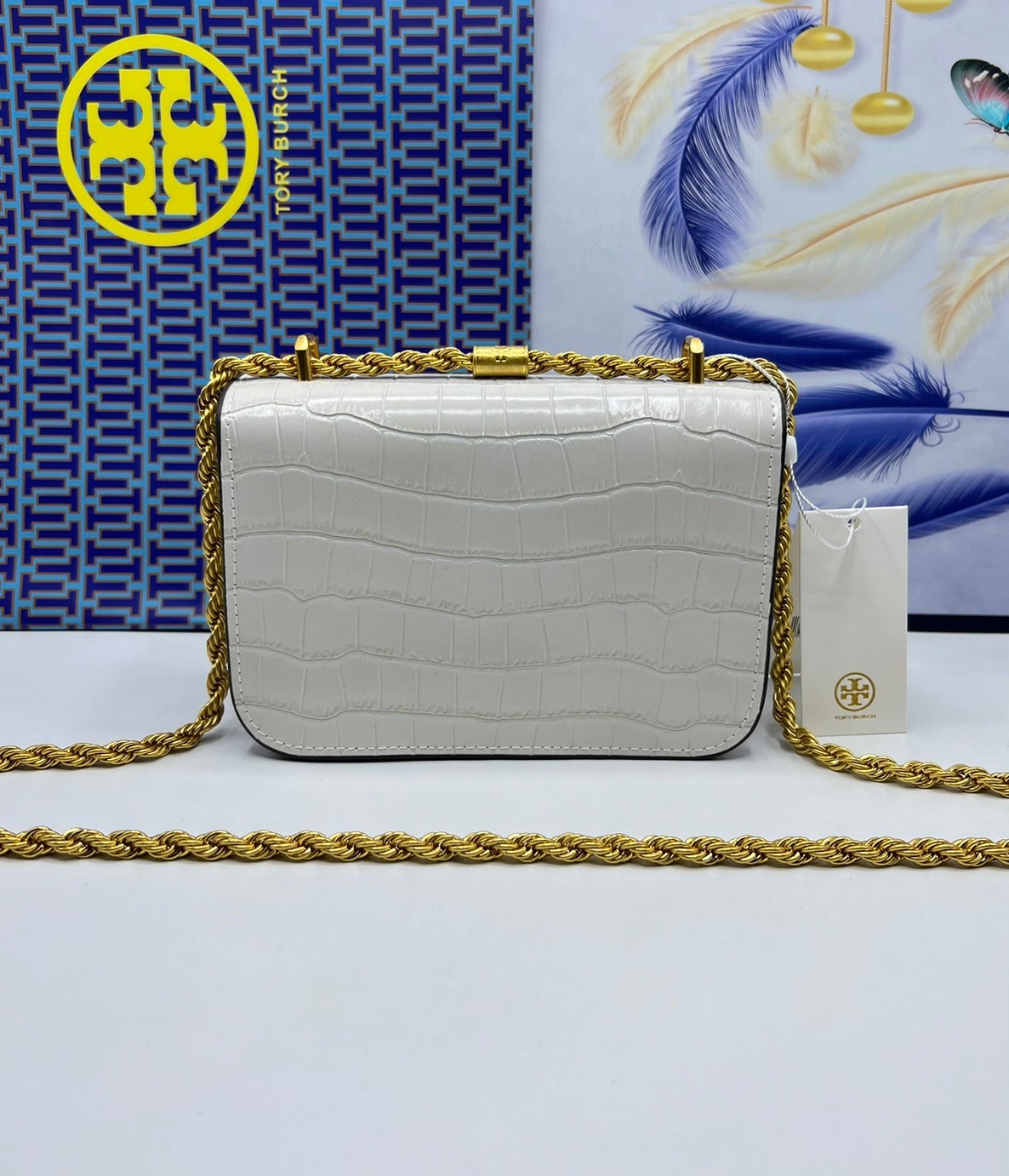 6 สี Tory Burch Croc Eleanor Small Bag / TORY BURCH ELEANOR CROC EMBOSSED LEATHER กระเป๋าสะพายหนังพิมพ์ลายจระเข้ ดีไซน์หรูหรา โด่นเด่นด้วยโลโก้แบรนด์อะไหล่ด้านหน้า และสายสะพายโลหะสีทอง