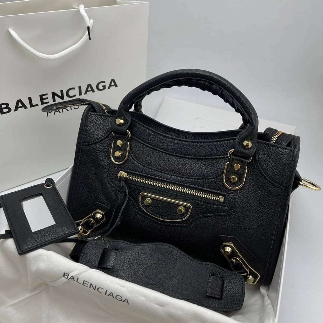 หนังแท้ BALENCIAGA CLASSIC CITY SMALL SHOULDER BAG in black Arena lambskin อะไหล่เงิน / ทอง การสร้างสรรค์ที่มีเอกลักษณ์เฉพาะตัว หรูหรา สีดำคลาสสิก วัสดุหนังแกะแท้ทั้งใบ ภายในโล่งกว้างจุของได้เยอะ เกรดออริจินอล ตอบโจทย์ได้ทุกลุค ทุกไลฟ์สไตล์ คูลๆ เท่ๆ ภาพส