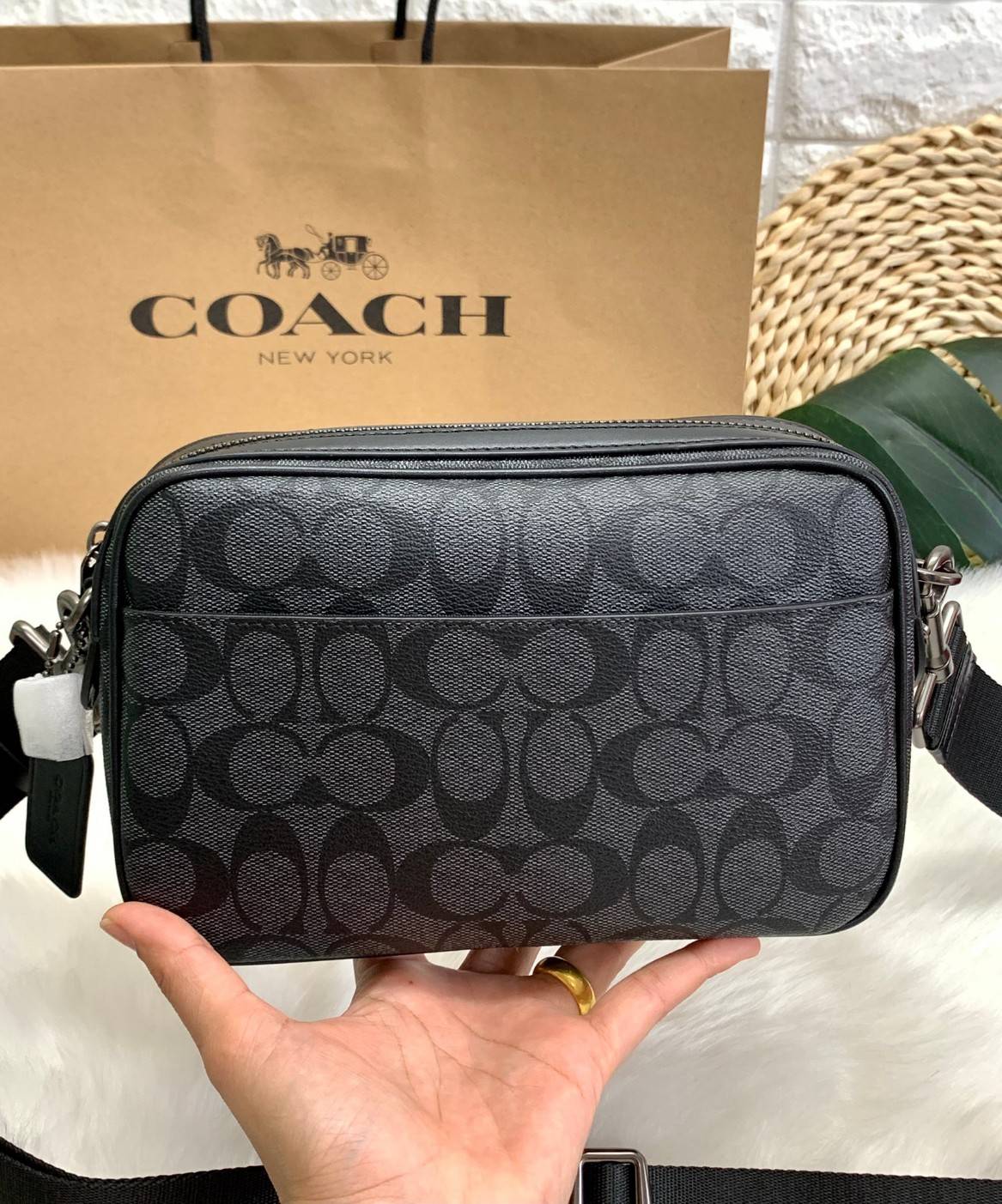 ของแท้ 💯% COACH GRAHAM CROSSBODY IN SIGNATURE ((50715)) พร้อมส่งค่ะ! กระเป๋าสะพายครอสบอดี้ร์ หนังแท้อย่างดี นิ่มมือค่ะ ด้านหน้ามีหนึ่งช่องซิปซ่อนใส่ของจุกจิก