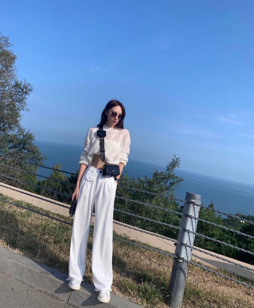 LV officier crossbody bag / LV Officier Pouch With Strap กระเป๋าสะพายเรียบหรู ดีไซน์เรียบง่าย ใช้งานสะดวก พร้อมใบลูกน่ารัก และสายสะพายเส้นใหญ่ ทนทาน แน่นหนา วัสดุหนังเรียบสวย