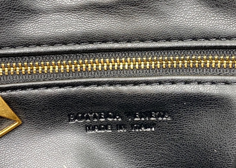 BOTTEGA intrecciato leather Snap Handle Handbag กระเป๋าถือ/สะพาย ดีไซส์สานเป็นเอกลักษณ์ หูจับในตัว หนังสวยงาม เกรดออริ สลับแท้ 1:1 ใช้งานต่างประเทศได้