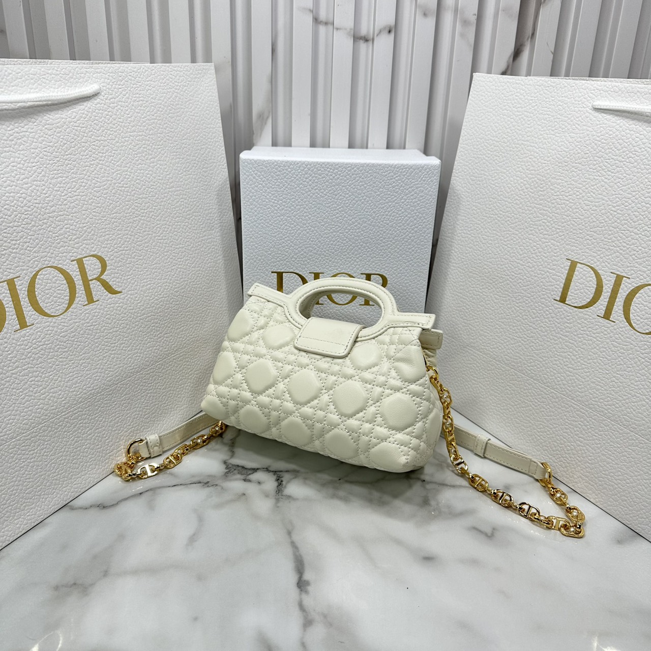 ORI หนังแท้ | Dior Jolie Top Handle Mini Bag กระเป๋าสะพายโจลี่ไซส์มินิหูจับในตัว ดีไซน์หรูหรา โดดเด่นด้วยฝาพับโลหะสีทอง ประดับมุกเรซินสีขาว มาพร้อมสายโซ่มีหนังรองบ่า สะพายไหล่หรือสะพายข้างได้ ทั้งกลางวันและกลางคืน