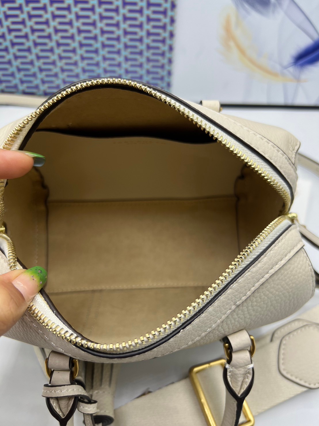 Tory Burch Thea Mini Web Satchel Crossbody Bag / Tory keepall พร้อมส่ง กระเป๋าสะพายทรงหมอนขนาดกลางกำลังน่ารัก เกรดท็อปออริจินอล