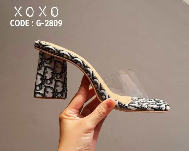 Christian Dior งานสวม คาดพบาสติกใสอย่างดี เนื้อนุ่ม วัสดุผ้าลายแบรนด์ เก๋ๆ กับส้น 3 เหลียม สวมเก๋ ใส่สบาย ไม่เมื่อย แมทส์ชุดง่าย น้ำหนักเบา