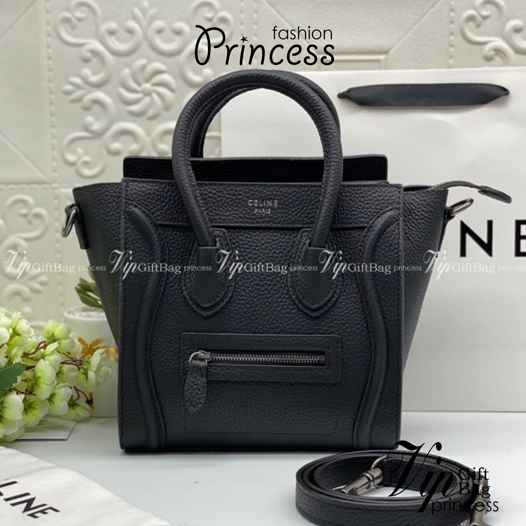 CELINE NANO LUGGAGE BAG IN DRUMMED CALFSKIN เกรดออริจินอล กระเป๋าสะพายรุ่นตามหา ขนาดกำลังดี เปิดปิดด้วยซิปอะไหล่ทองมีที่จับหนัง ด้านในกว้าง มาพร้อมช่องซิปอีกช่อง เป็นอีกทรงที่ฮิตมานานข้ามปี มาพร้อมสายยาวสะพายแบบ CROSSBODYได้ หรือจะถือออกงานก็สวยหรูอีกแบบ 