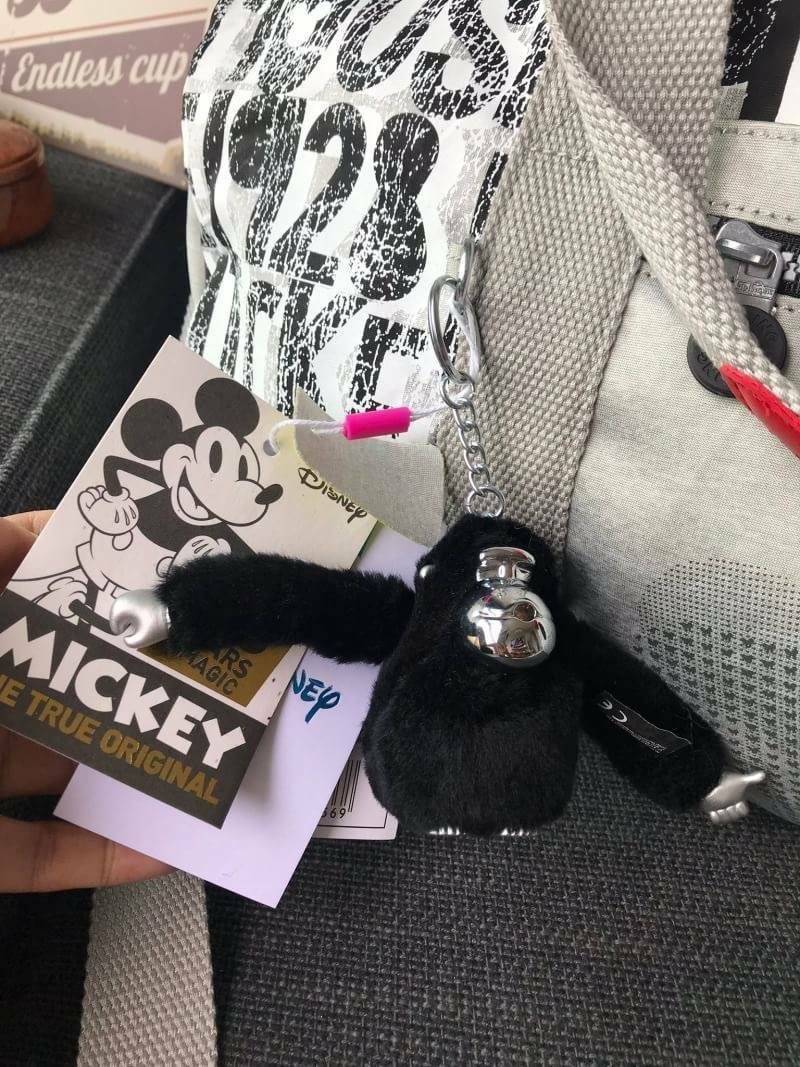 KIPLING D TAGALONG TOTES KI00280BX เอาใจสาวๆคนรักmickey กับกระเป๋าถือใบใหญ่ สามารถใช้คู่กันกับกระเป๋าเดินทางต่างประเทศได้ ด้านหน้าและด้านข้างมีช่องซิปใส่ของจุกจิก เปิดปิดด้วยซิปเดียวด้านบน ใบใหญ่ ใส่เสื้อผ้าออกทริป เล่นกีฬาได้หลายชุด มาพร้อมสายสะพายเพื่อใ