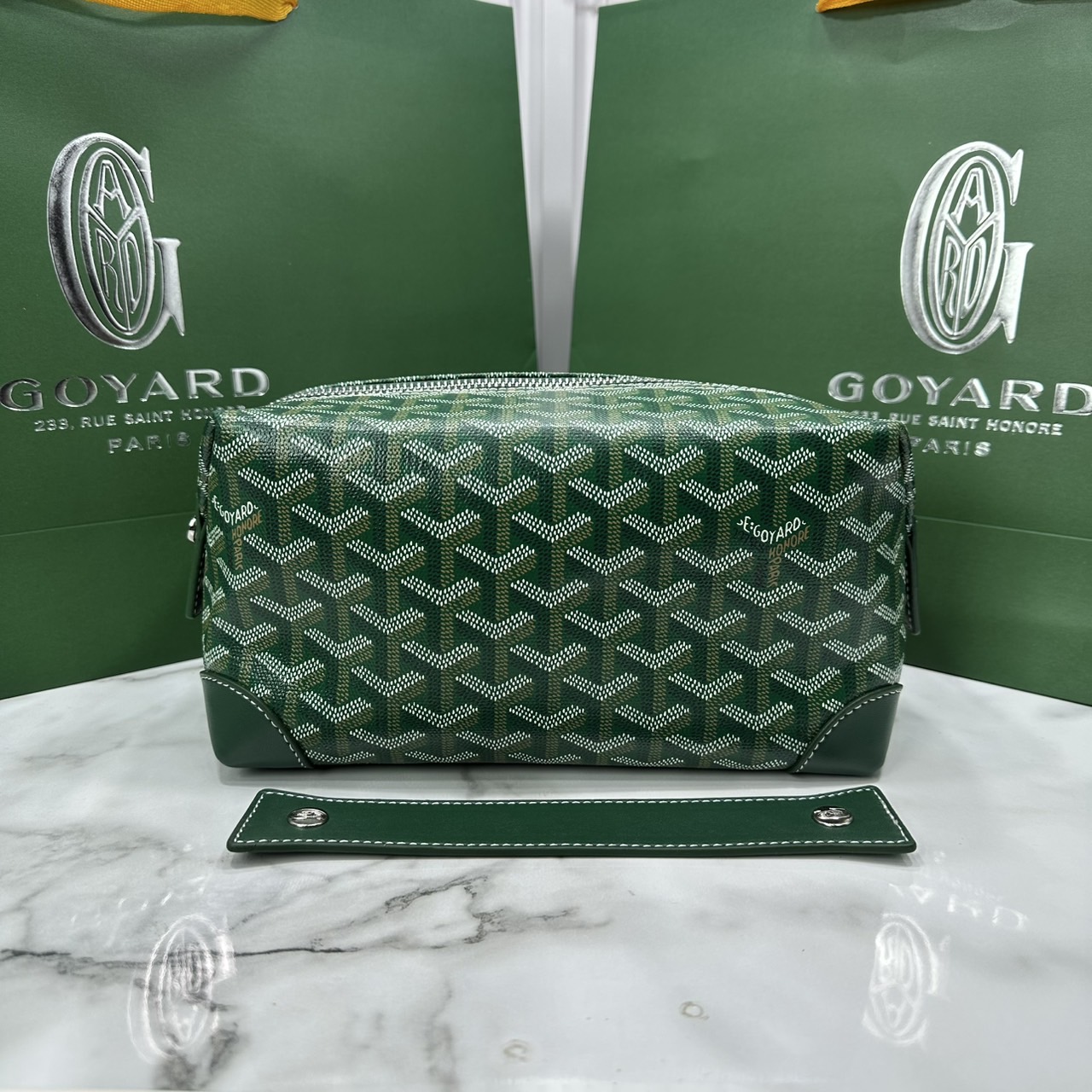 ORI หนังแท้ | Goyard Bowling 25 Toiletry Bag / Goyard Pouch กระเป๋าทรงพอช พร้อมสายถือจับถนัดมือใช้งานง่ายกะทัดรัด ตอบโจทย์ความเรียบง่ายแต่คลาสสิก ใช้ได้ทั้งชายหญิง หรูหรา ติดแกรมที่สุด เป็นรุ่นตามหา ที่ตอนนี้มีพร้อมส่งแล้วค่า