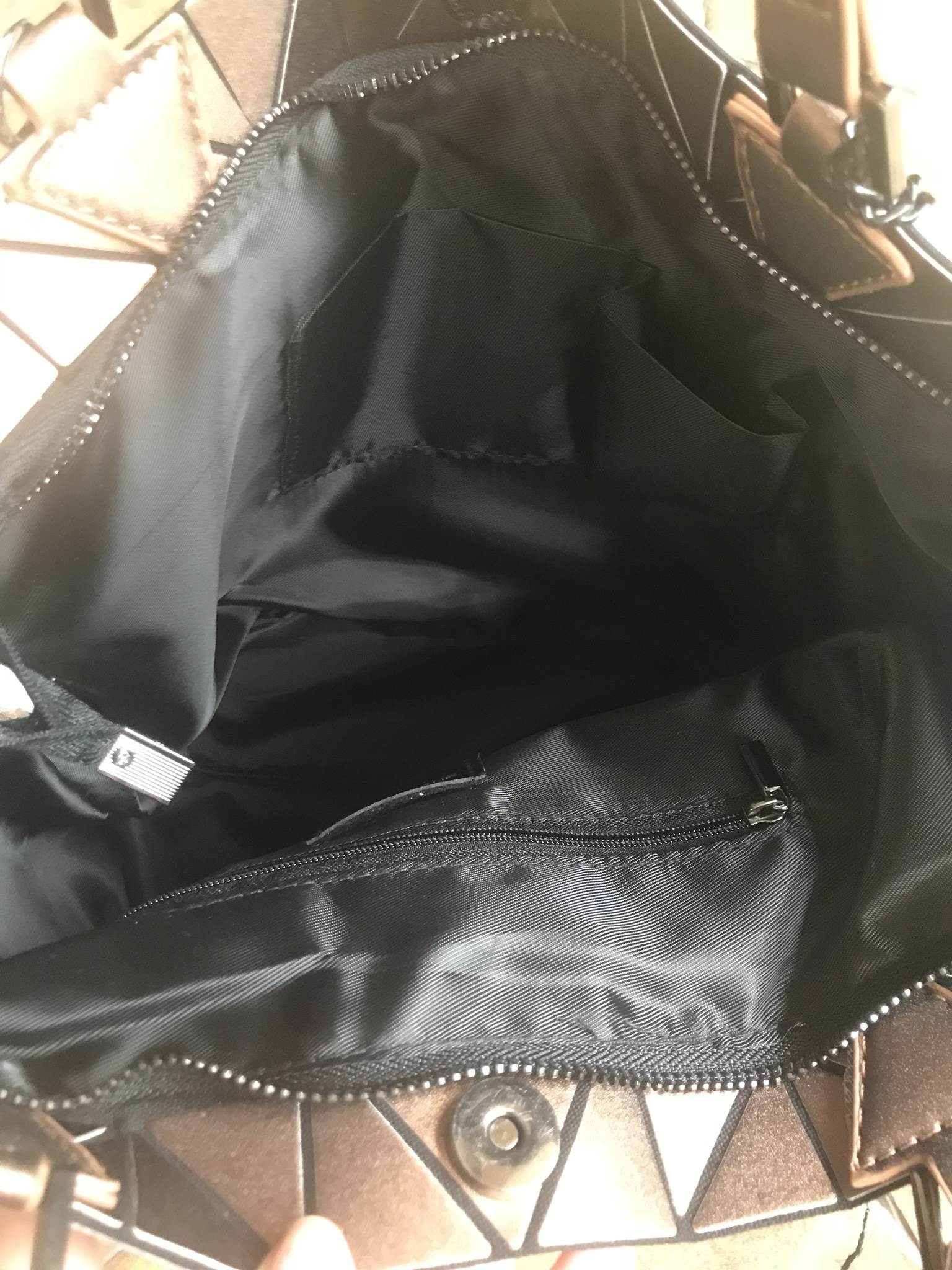 🎄New Collection 2 สีมาใหม่ รุ่นขายดีมาก !!! ลาย Limited edition หายาก 👍ปรับทรงได้ 2 แบบ น่ารักมาก มาพร้อมกระต่ายเข้า set เลิศคะ กระเป๋า จากแบรนด์ David Jones กระเป๋าสะพายข้างดีไซน์เกร๋มาก สีสวยหรูมาก ขนาดกะลังดีเลย น้ำหนังเบามากคะ ภายในมีช