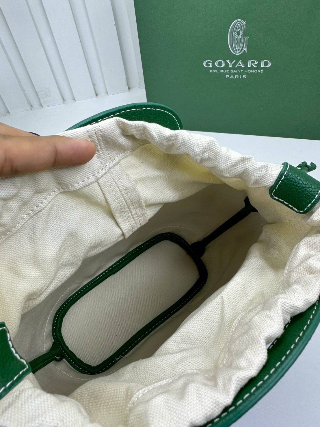 ORI หนังแท้ | Goyard Beluga Mini Bag กระเป๋าสะพายทรงบัคเก็ต พร้อมหูจับในตัว สะดวกใช้งาน ด้านในเป็นผ้าดีไซน์ผูก เพิ่มความน่ารักน่าใช้ สวยมากค่ะ